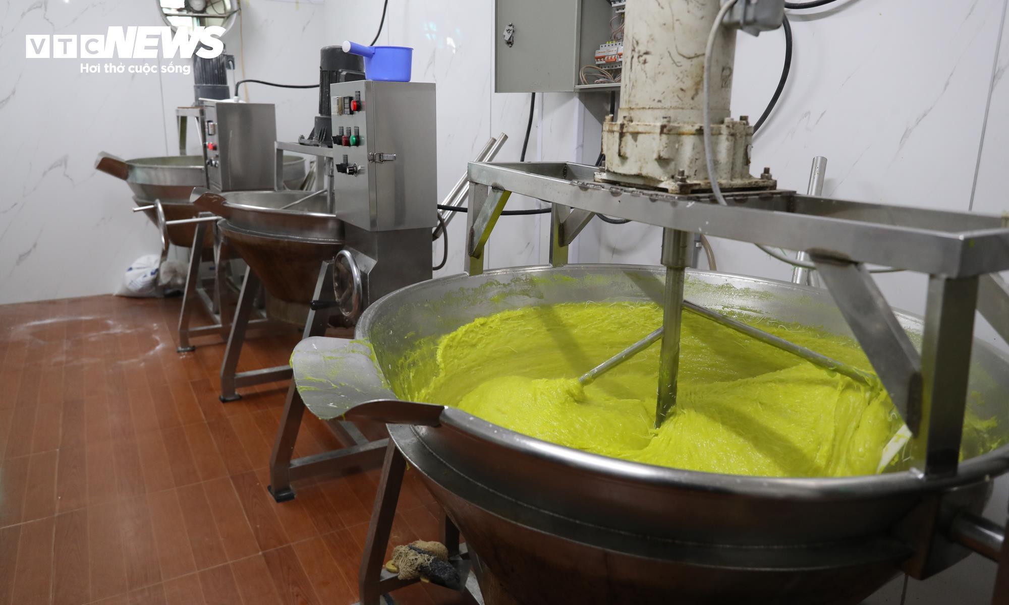 Máy móc hiện đại tại Hợp tác xã làng nghề truyền thống cốm Mễ Trì.