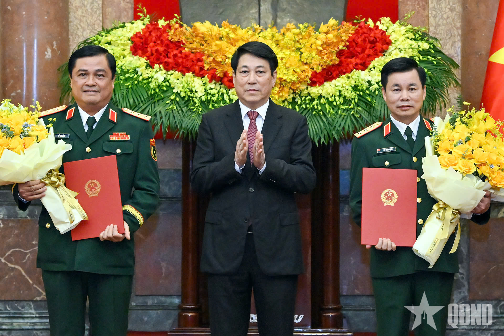 Chủ tịch nước Lương Cường trao quyết định thăng quân hàm đối với ông Đỗ Xuân Tụng và ông Đỗ Văn Bảnh. (Ảnh: Báo Quân đội Nhân dân)