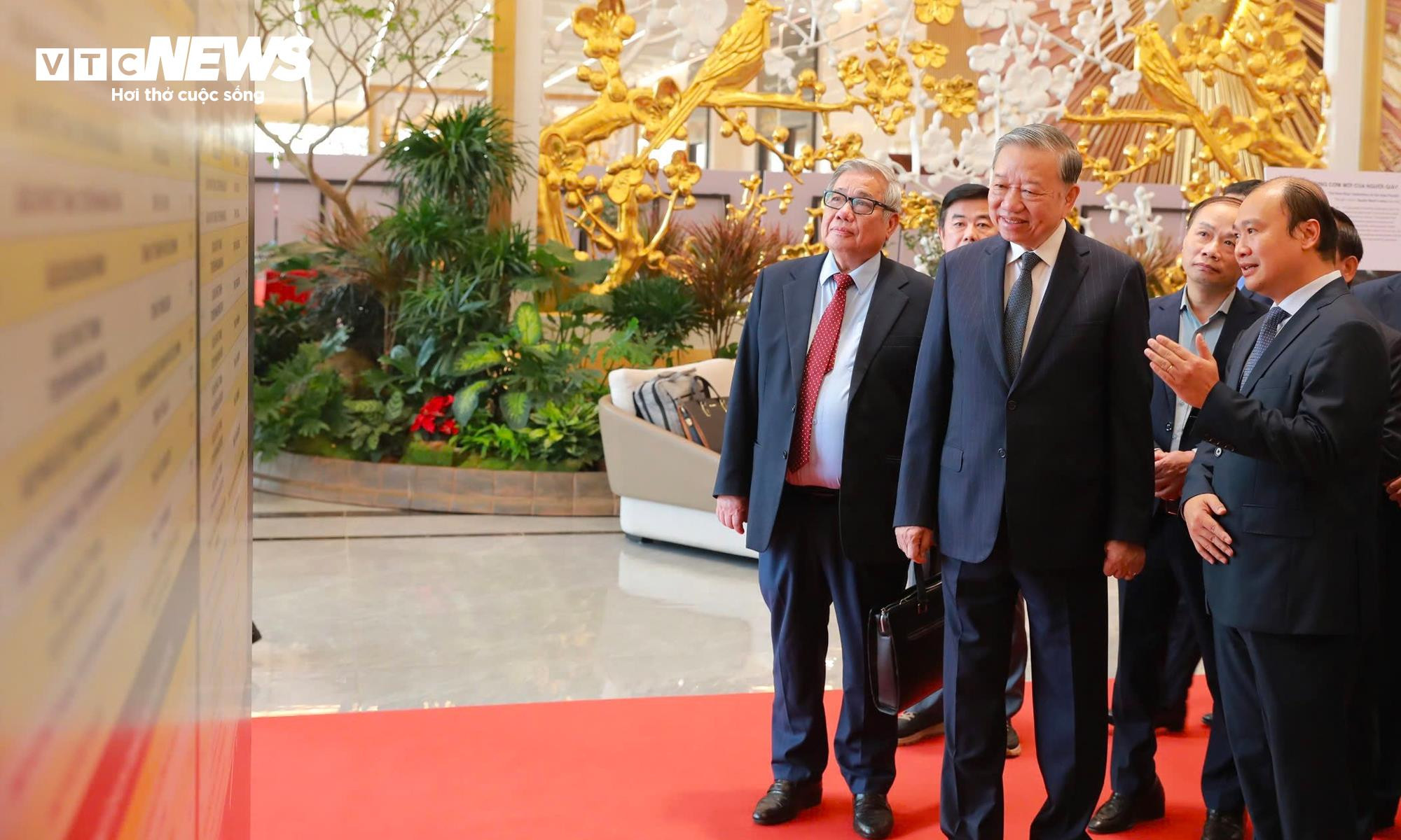 Tổng Bí thư Tô Lâm và các đại biểu tham quan khu vực đánh giá chuyển đổi số báo chí 2025.