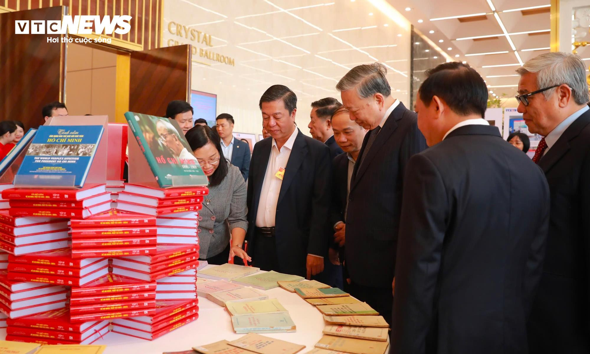 Tổng Bí thư Tô Lâm và các đại biểu tham quan khu vực trưng bày sách tại hội nghị.