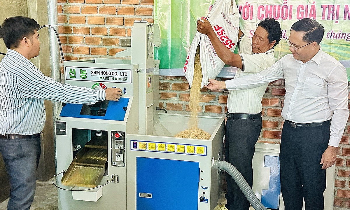 Liên minh HTX tỉnh Khánh Hòa bàn giao máy xay gạo cho HTX Nông nghiệp xanh Sơn Thái.
