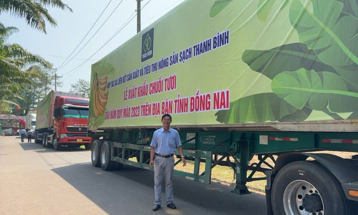 Ông Lý Minh Hùng - Giám đốc HTX Thanh Bình, bên những công hàng xuất ngoại.