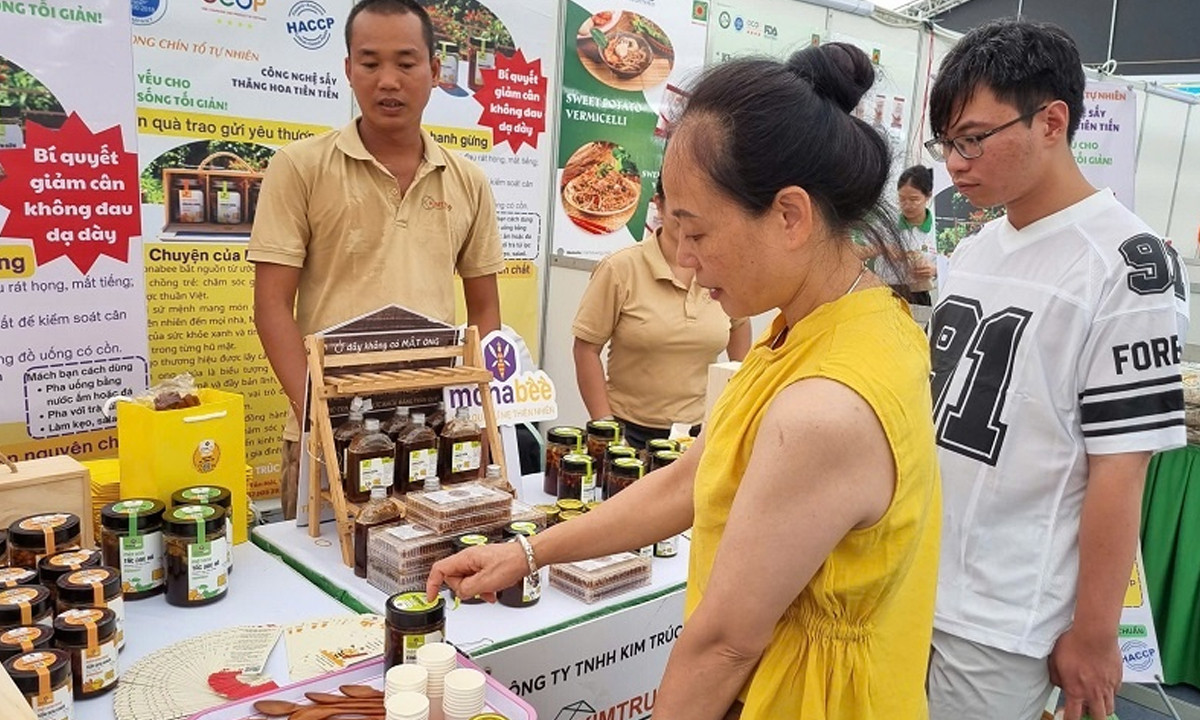 Các HTX chủ động tìm kiếm đầu ra cho sản phẩm qua các hội chợ và các sàn thương mại điện tử.