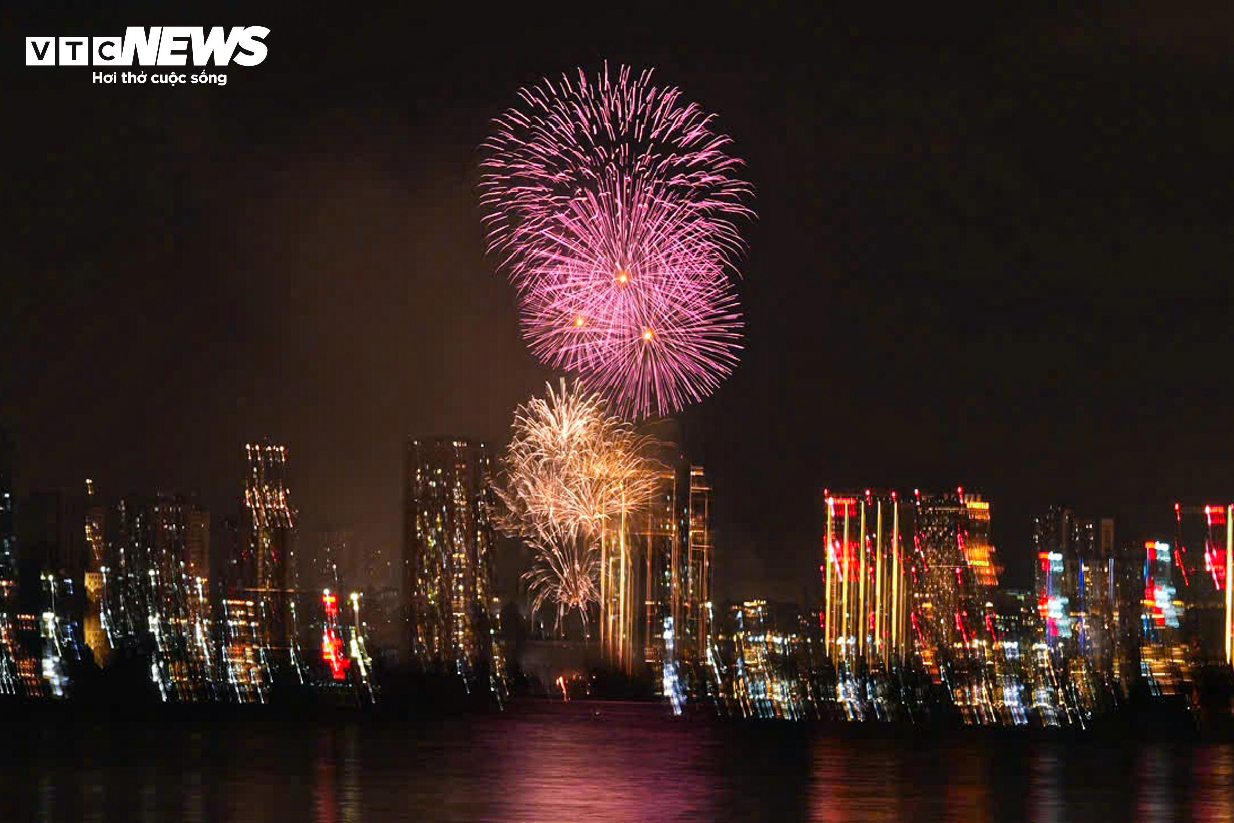 Pháo hoa trên bầu trời Hà Nội.