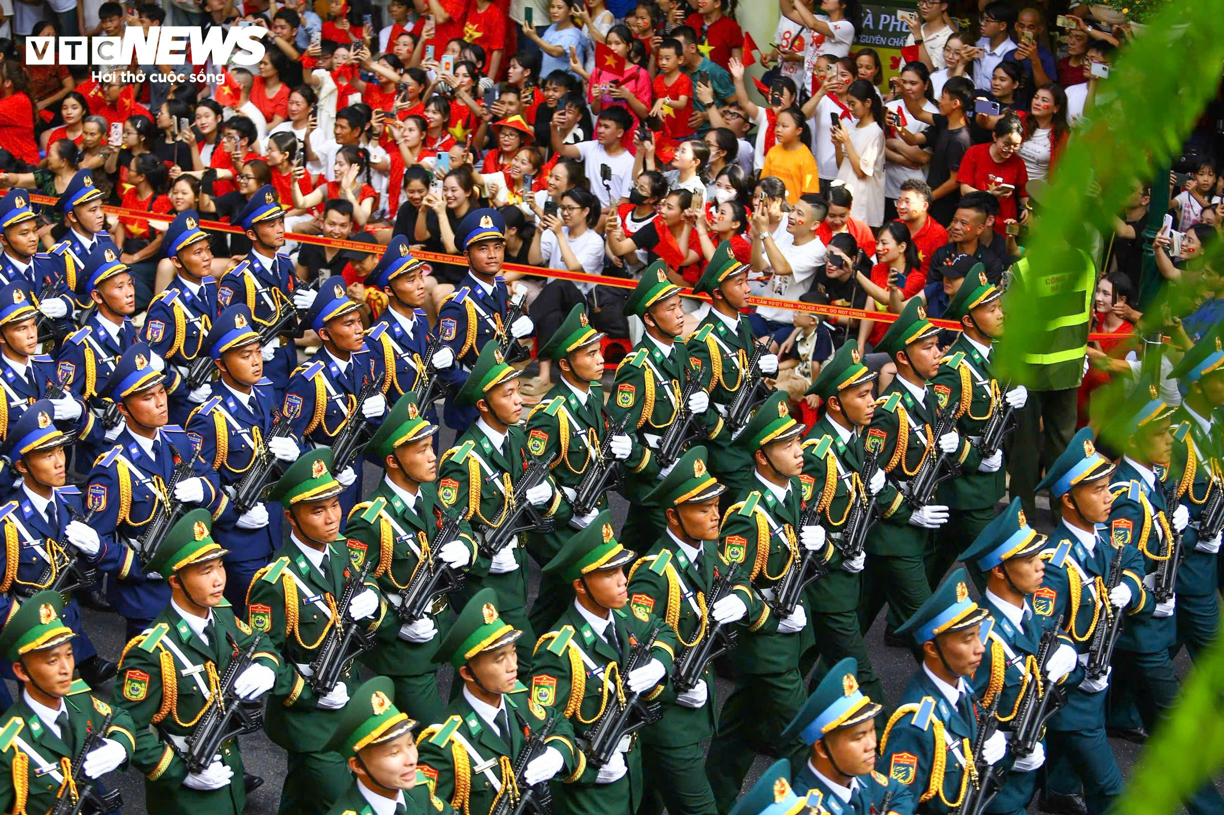 Biển người đổ ra phố, hòa nhịp cùng bước chân các chiến sĩ trong lễ diễu binh, diễu hành kỷ niệm 80 năm Cách mạng tháng Tám và Quốc khánh 2/9.