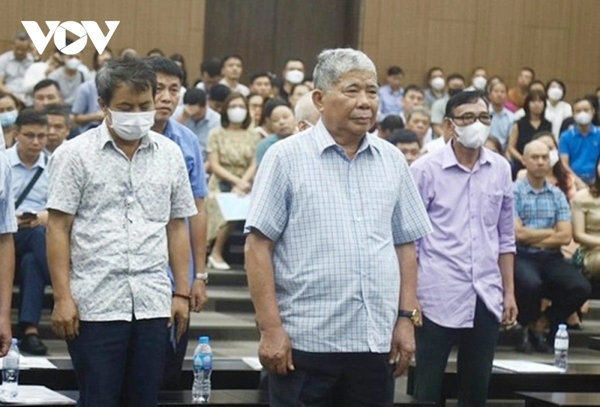 Ông Lê Thanh Thản cùng các bị cáo hầu tòa hồi tháng 8/2023.