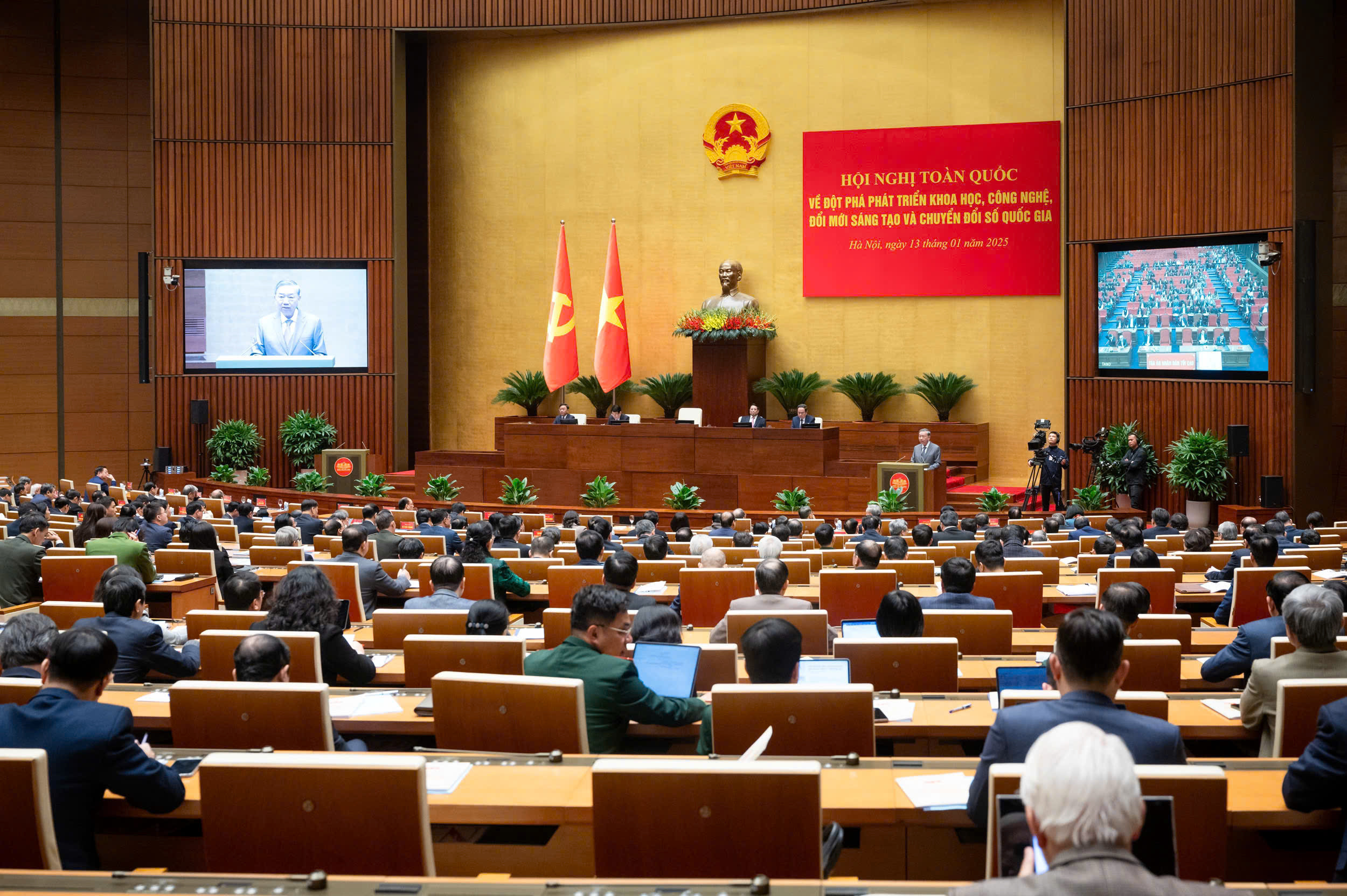 Toàn cảnh Hội nghị toàn quốc về đột phá phát triển khoa học, công nghệ, đổi mới sáng tạo và chuyển đổi số quốc gia, sáng 13/1/2025.