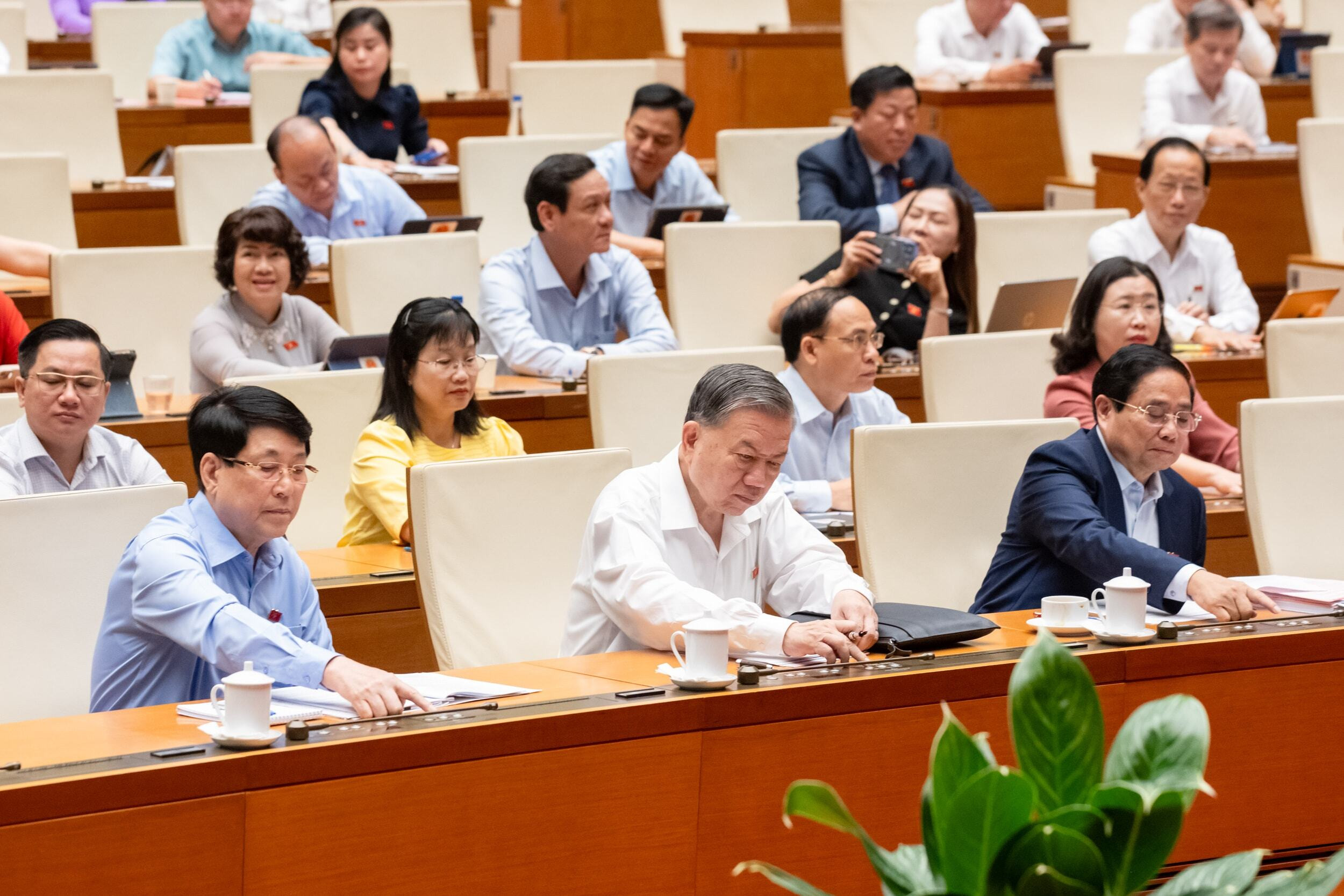 Tổng Bí thư Tô Lâm, Chủ tịch nước Lương Cường, Thủ tướng Phạm Minh Chính và các đại biểu Quốc hội biểu quyết thông qua Nghị quyết của Quốc hội sửa đổi, bổ sung một số điều của Hiến pháp năm 2013