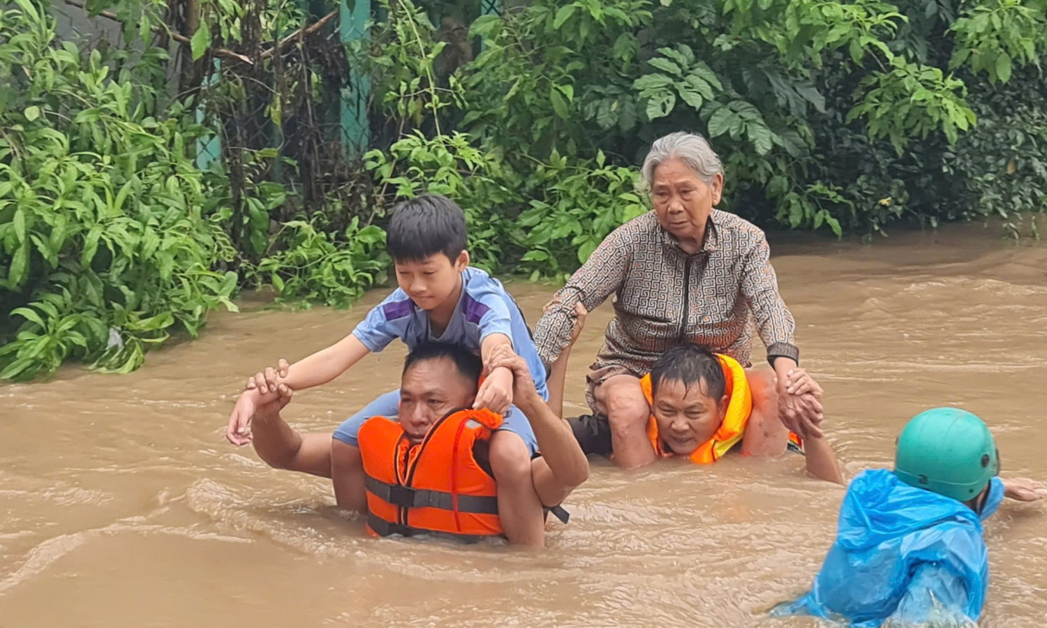 Người già và trẻ nhỏ được các lực lượng đưa tới nơi an toàn.