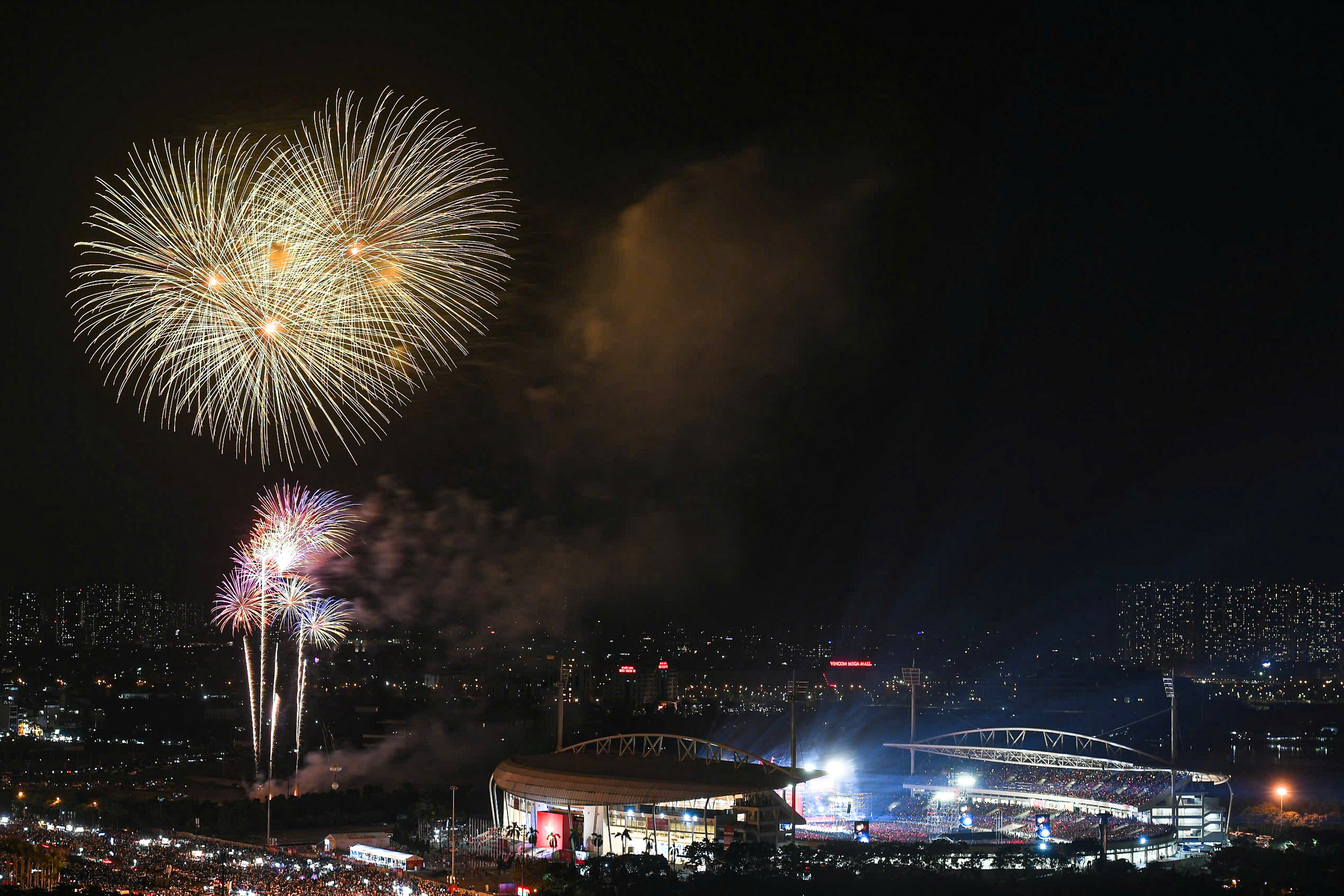 Pháo hoa huyền ảo khép lại đêm nhạc "Tổ quốc trong tim".