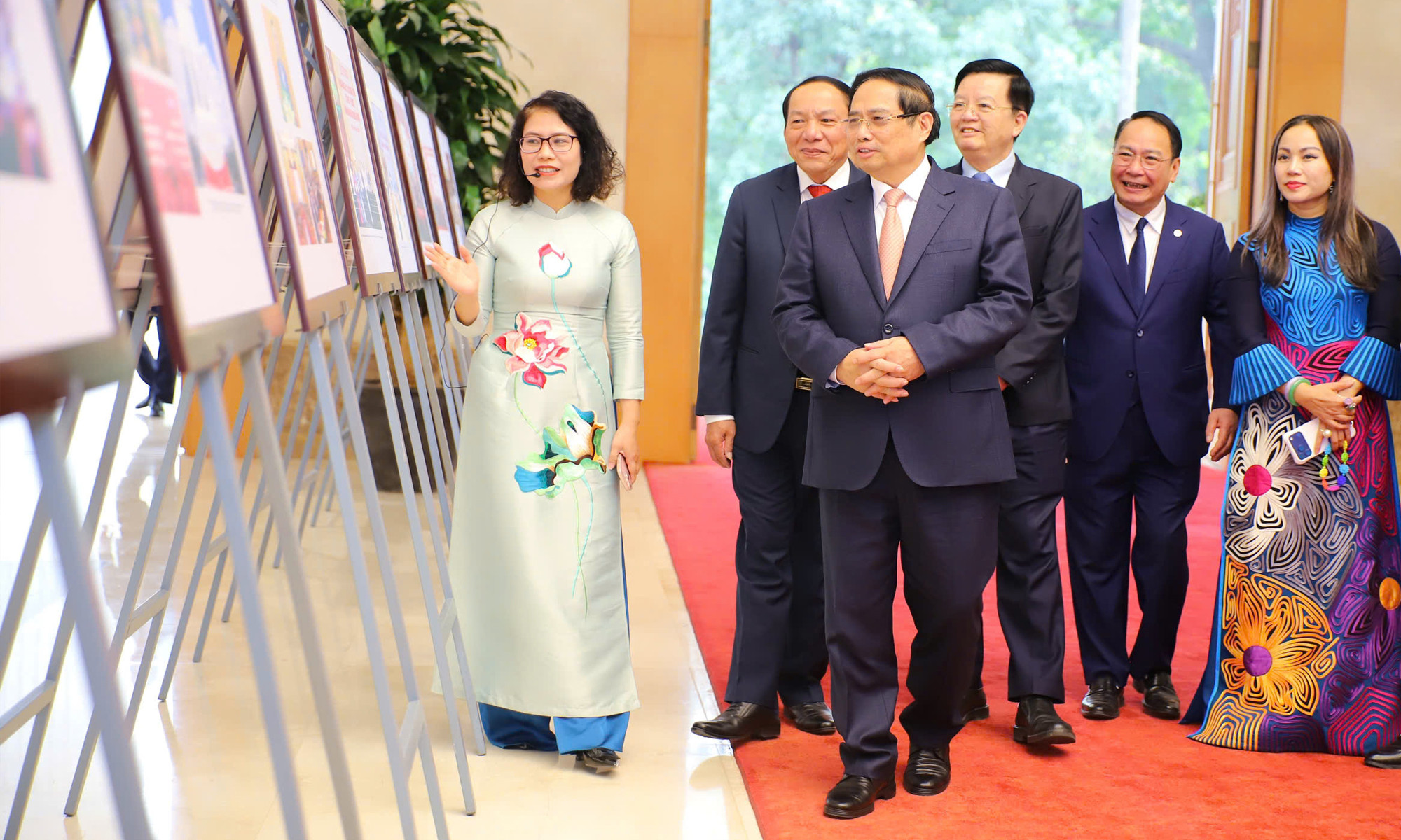 Thủ tướng Phạm Minh Chính cùng các đại biểu tham quan Triển lãm "Văn hóa là nền tảng - Thông tin là mạch dẫn - Thể thao là sức mạnh - Du lịch là nhịp cầu kết nối" tại hội nghị.