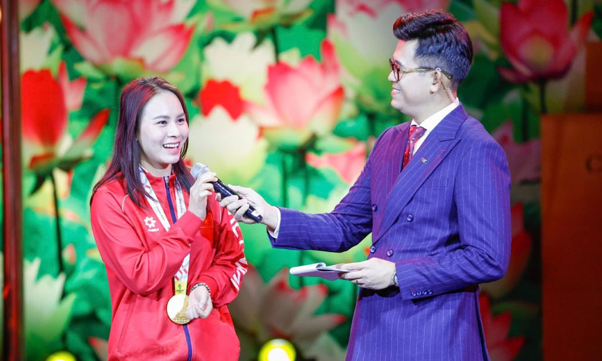 Xạ thủ Trịnh Thu Vinh tại Đại hội Thi đua yêu nước toàn quốc lần thứ XI.