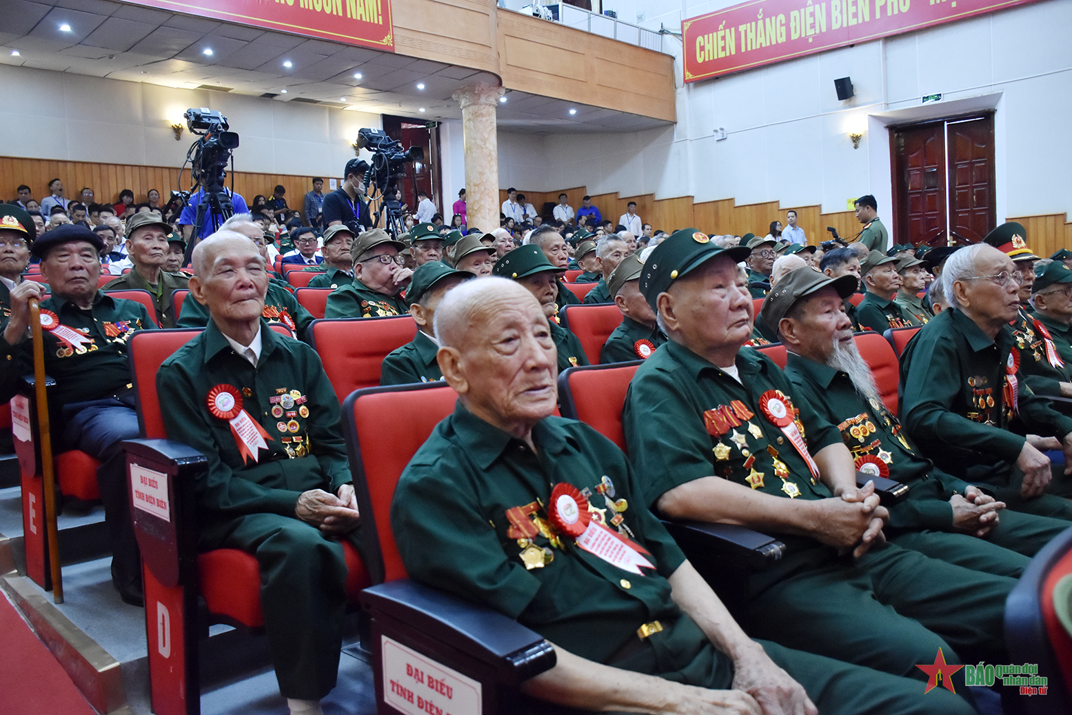Các cựu thanh niên xung phong, dân công hỏa tuyến trực tiếp tham gia chiến dịch Điện Biên Phủ.