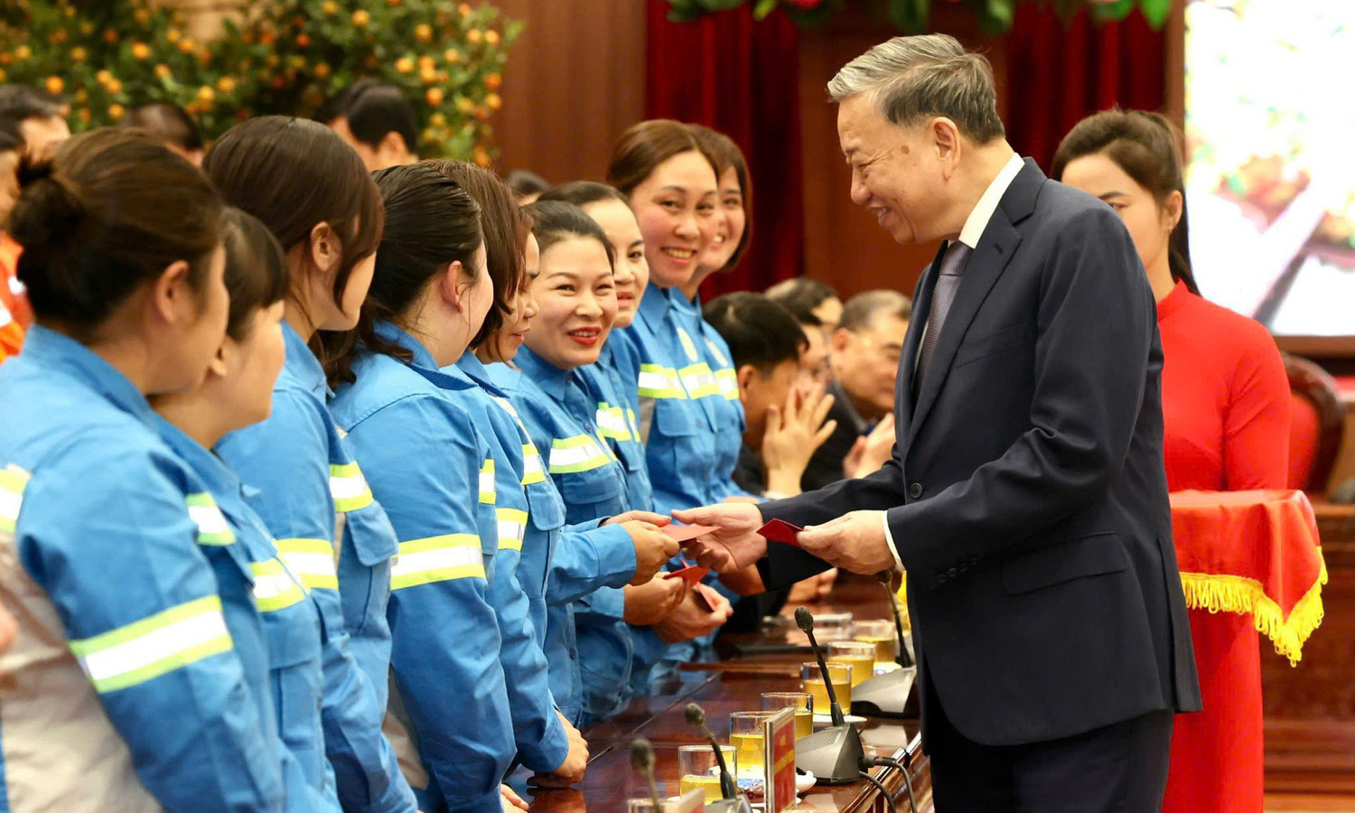 Tổng Bí thư Tô Lâm tặng quà công nhân viên lao động Hà Nội nhân dịp đón năm mới Ất Tỵ 2025.