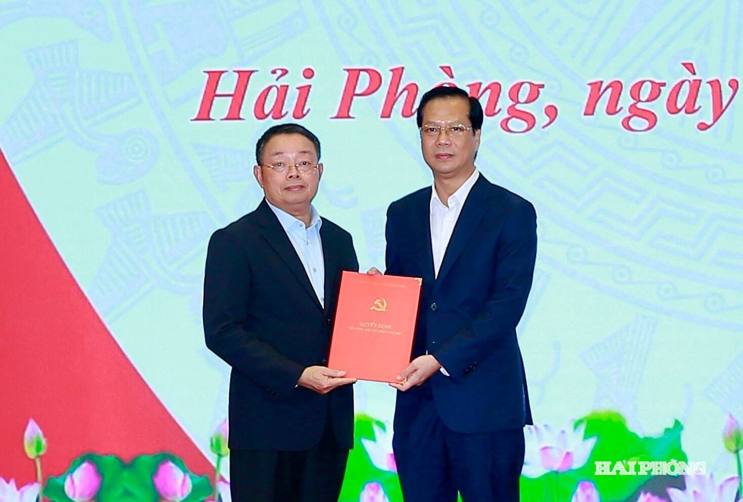 Ông Hoàng Văn Trà, Phó chủ nhiệm Uỷ ban Kiểm tra Trung ương trao quyết định cho ông Nguyễn Anh Tuấn (bên phải).