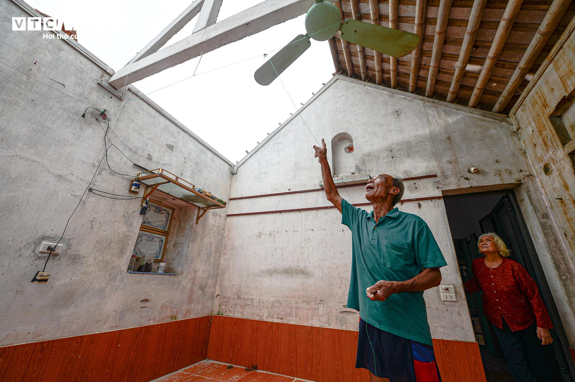 Vợ chồng ông Lương Văn Khuênh (80 tuổi, ở Ninh Bình) đau xót khi mái ấm quen thuộc bị san phẳng sau cơn lốc vào rạng sáng 29/9. (Ảnh: Đắc Huy)