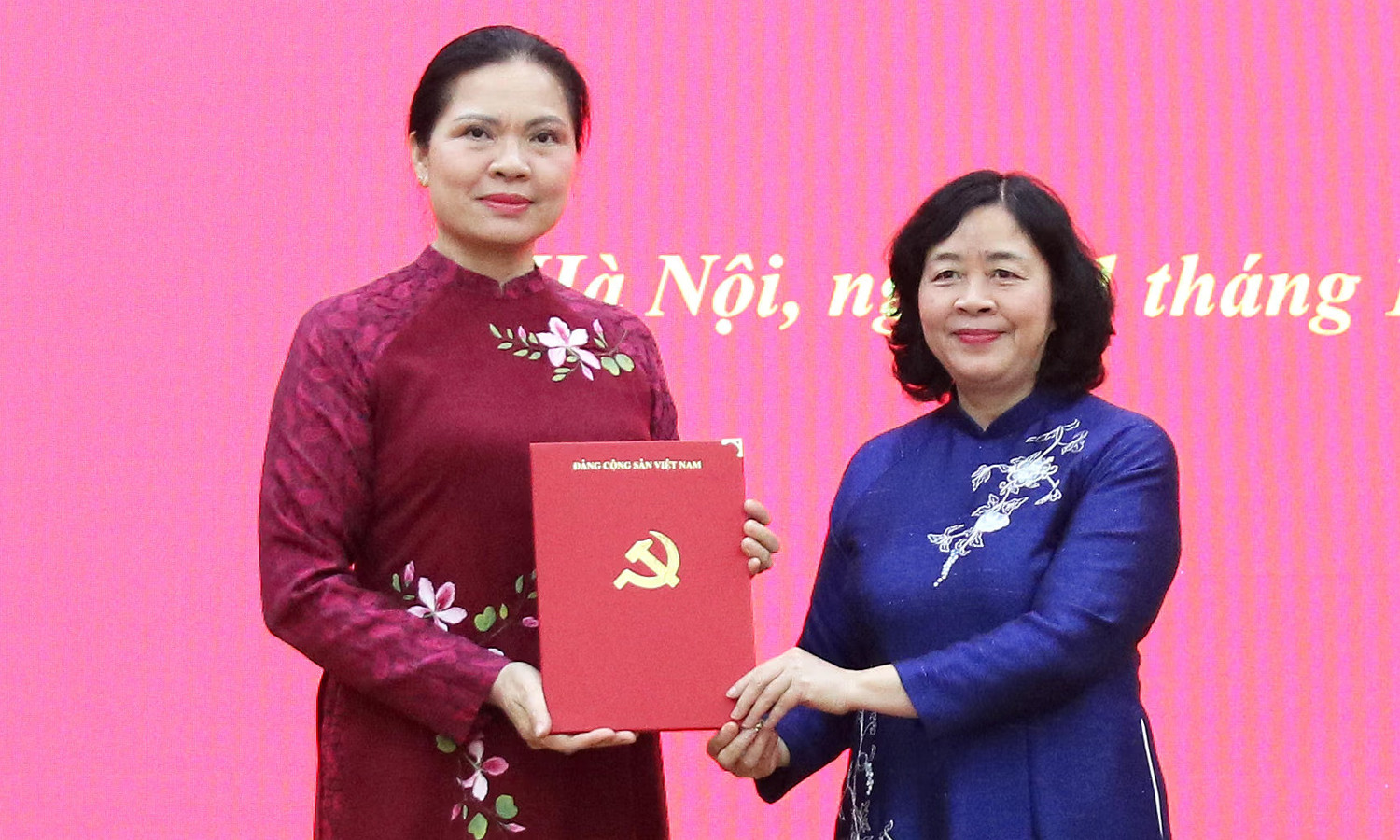 Bà Bùi Thị Minh Hoài, Bí thư Đảng ủy MTTQ, các đoàn thể Trung ương, Chủ tịch Ủy ban Trung ương MTTQ Việt Nam, trao quyết định cho bà Hà Thị Nga (bên trái).