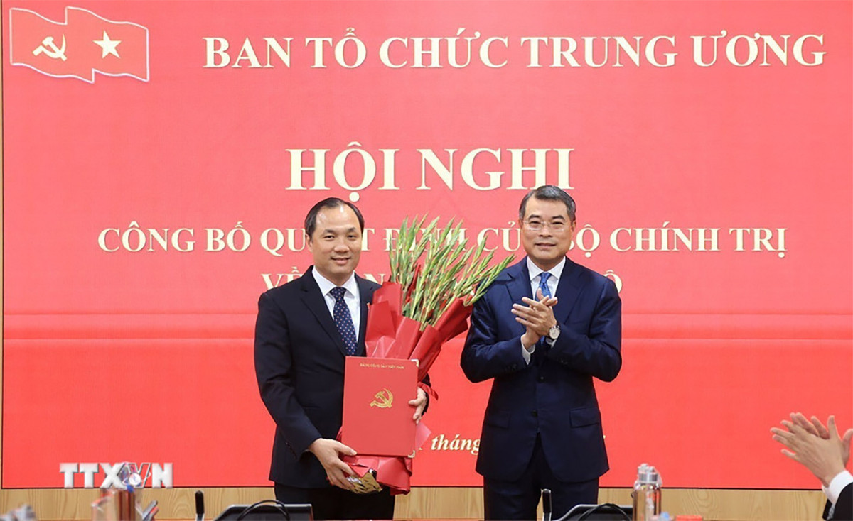Trưởng Ban Tổ chức Trung ương Lê Minh Hưng trao quyết định cho ông Hoàng Trung Dũng. (Ảnh: TTXVN)
