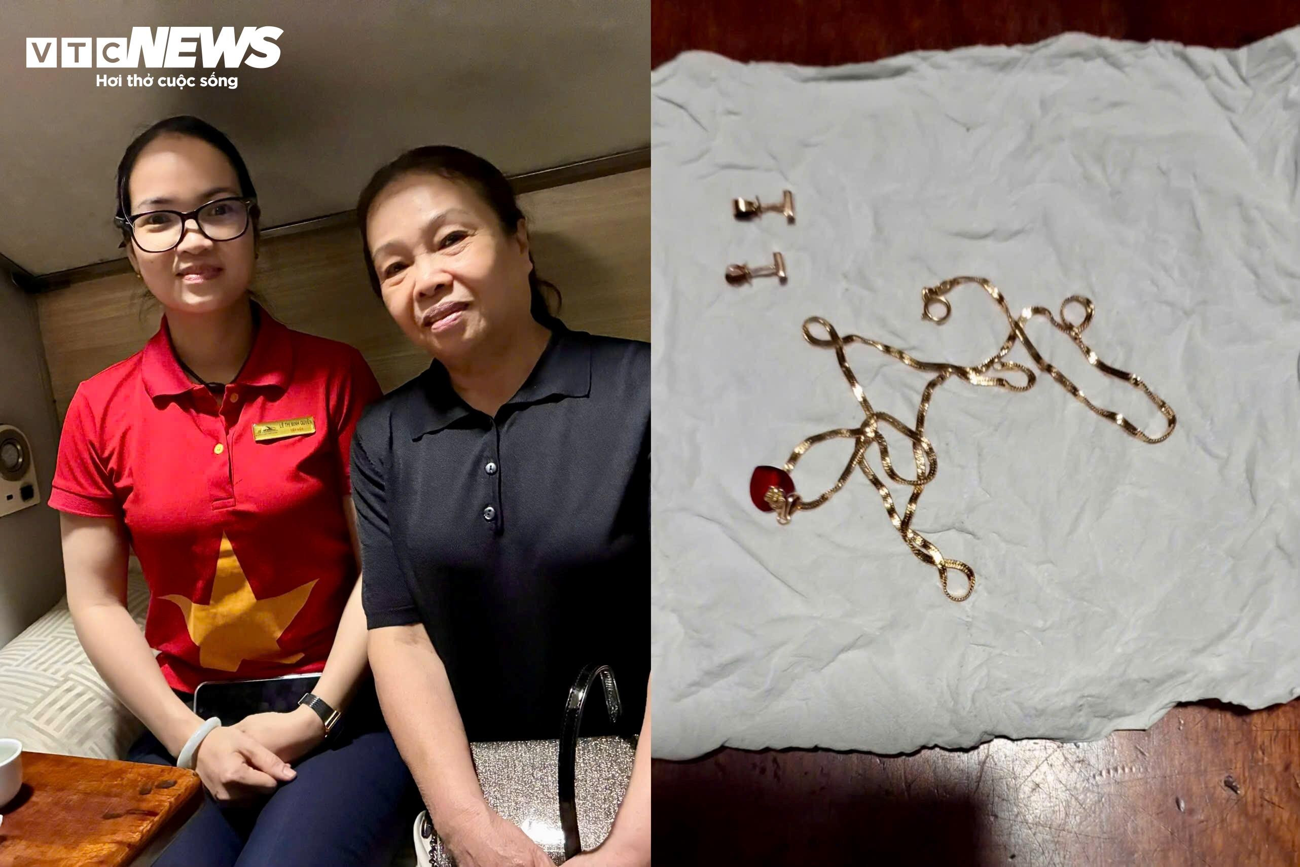 Đoàn tiếp viên tàu SE5 bàn giao lại bông tai và dây chuyền vàng cho hành khách Nguyễn Thị Bạch Huệ vứt nhầm vào sọt rác tại ga Đồng Hới.