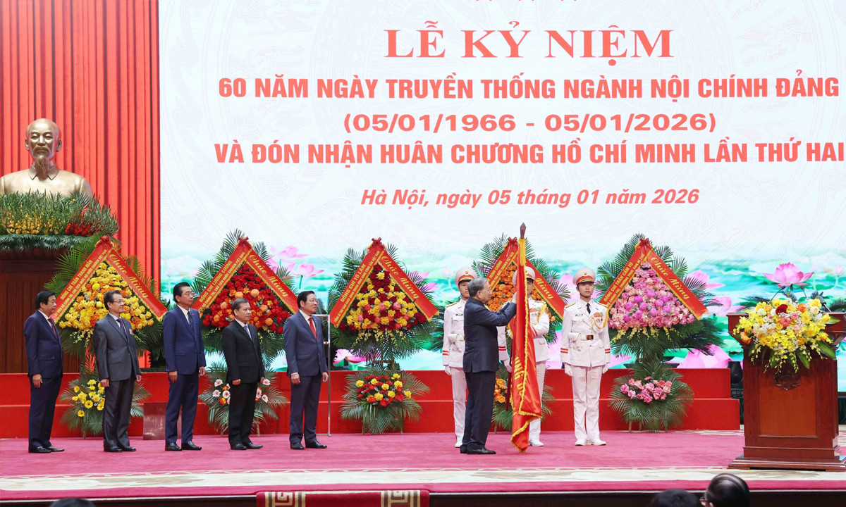 Tổng Bí thư Tô Lâm trao Huân chương Hồ Chí Minh tặng Ban Nội chính Trung ương. (Ảnh: TTXVN)