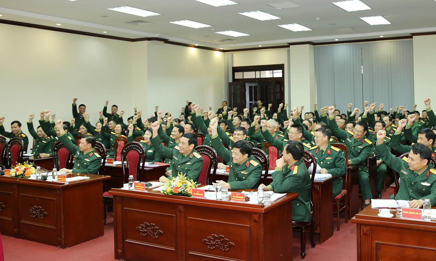 Cử tri Văn phòng Bộ Quốc phòng biểu quyết giới thiệu Đại tướng Phan Văn Giang ứng cử đại biểu Quốc hội khóa XVI. (Ảnh: Bộ Quốc phòng)