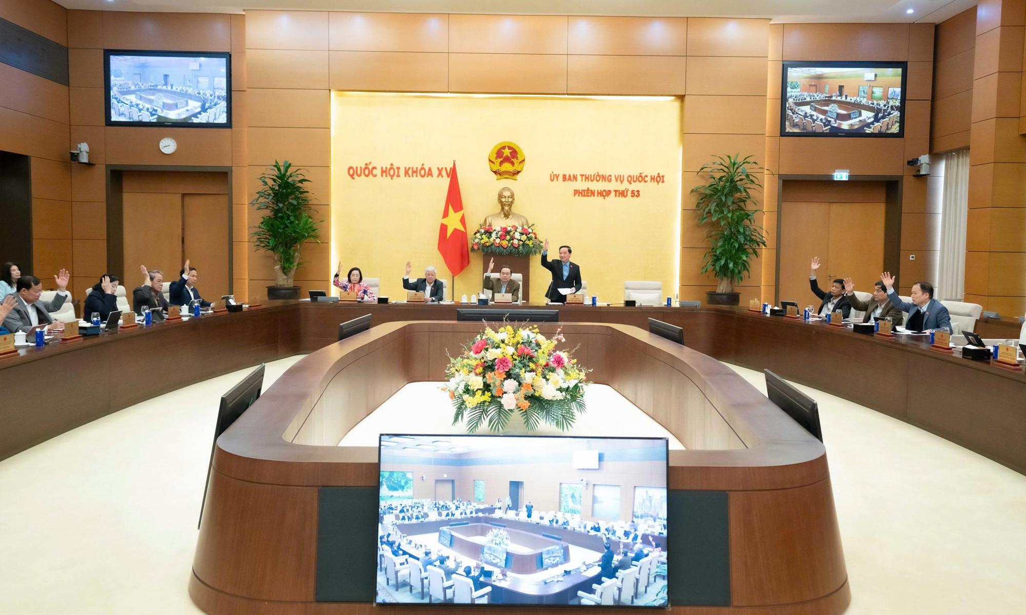 Ủy viên Ủy ban Thường vụ Quốc hội biểu quyết thông qua 2 Nghị quyết.