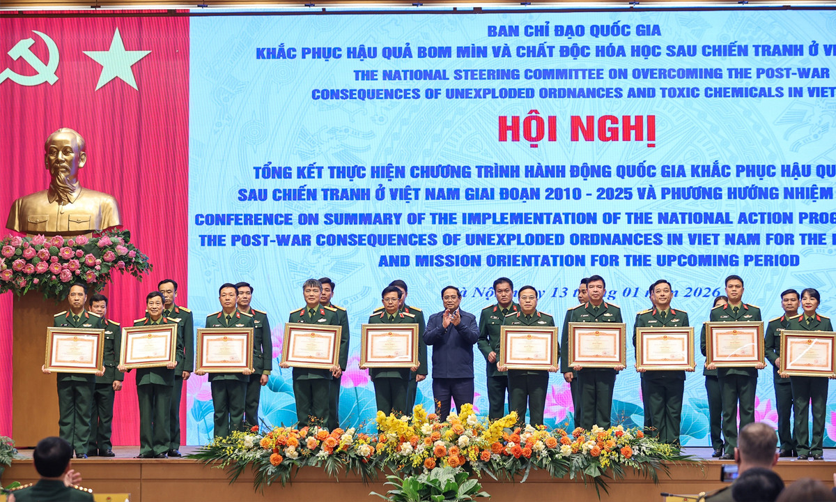 Thủ tướng Phạm Minh Chính trao bằng khen cho các tập thể, cá nhân có thành tích xuất sắc trong công tác khắc phục hậu quả bom mìn. (Ảnh: VGP)
