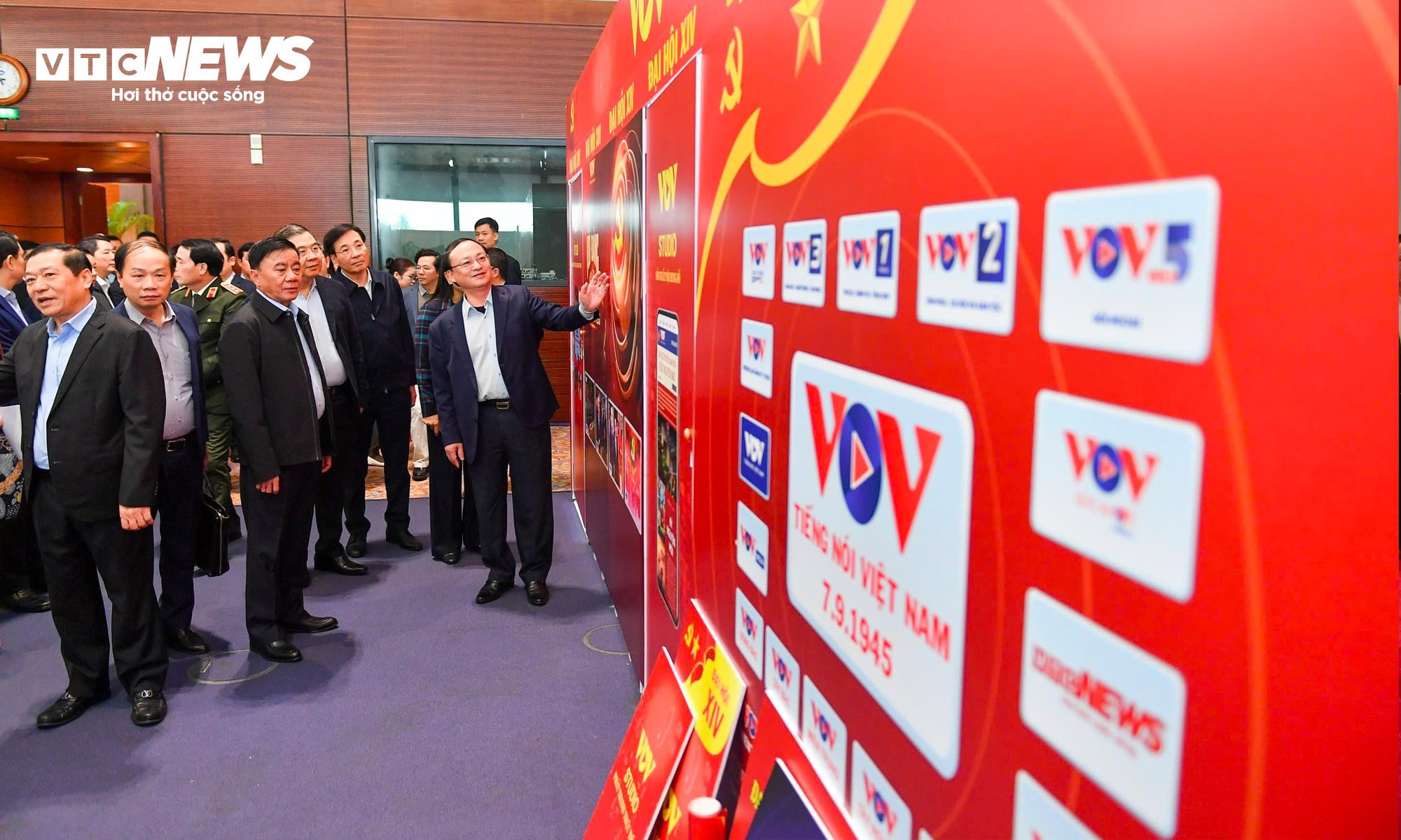 Thường trực Ban Bí thư Trần Cẩm Tú thăm gian trưng bày của Đài Tiếng nói Việt Nam. (Ảnh: Đắc Huy)