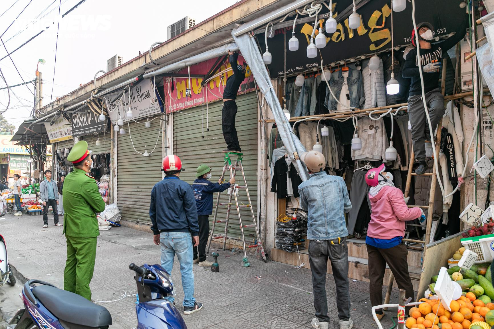 Chợ Phùng Khoang là khu chợ dân sinh, sinh viên nằm sát nhiều trường đại học lớn, từ lâu hoạt động nhộn nhịp cả ngày lẫn đêm. Vào giờ cao điểm, nhiều hộ kinh doanh bày bán tràn lan ra vỉa hè, lòng đường, biến lối đi của người đi bộ thành nơi buôn bán, gây mất mỹ quan đô thị và tiềm ẩn nguy cơ mất an toàn giao thông.
