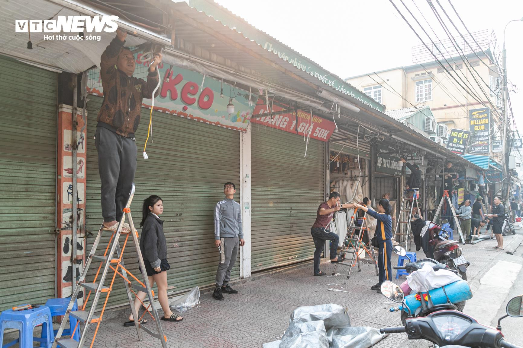 Một số tiểu thương tạm thời đóng cửa kinh doanh để gỡ mái che, sắp xếp lại hàng hóa theo quy định.