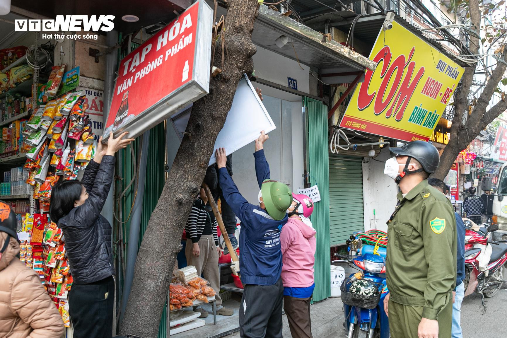 Trước đó, ngày 9/1, UBND phường Đại Mỗ ban hành văn bản yêu cầu các hộ dân, hộ kinh doanh tự tháo dỡ mái che, mái vẩy, biển hiệu, biển quảng cáo sai quy định, đồng thời giữ gìn vệ sinh môi trường tại khu vực chợ Phùng Khoang và các tuyến đường Trung Văn, Tố Hữu, Cương Kiên. Bên cạnh đó, phường tuyên truyền, vận động các hộ dân, tiểu thương khu vực chợ Phùng Khoang chấp hành quy định từ 12/1.