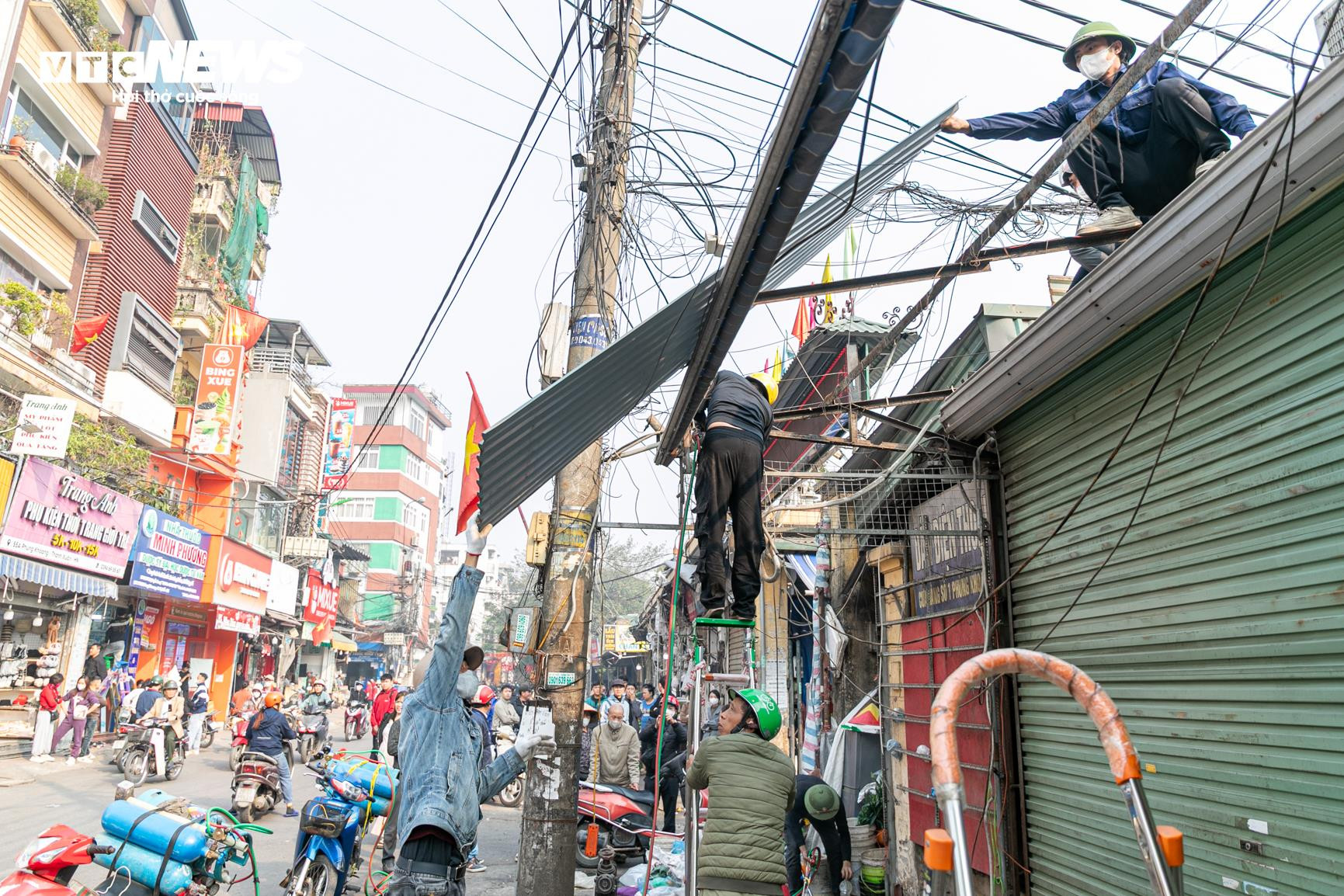 Tiểu thương chợ sinh viên phía Tây Hà Nội đồng loạt gỡ mái che, trả lại vỉa hè - 6