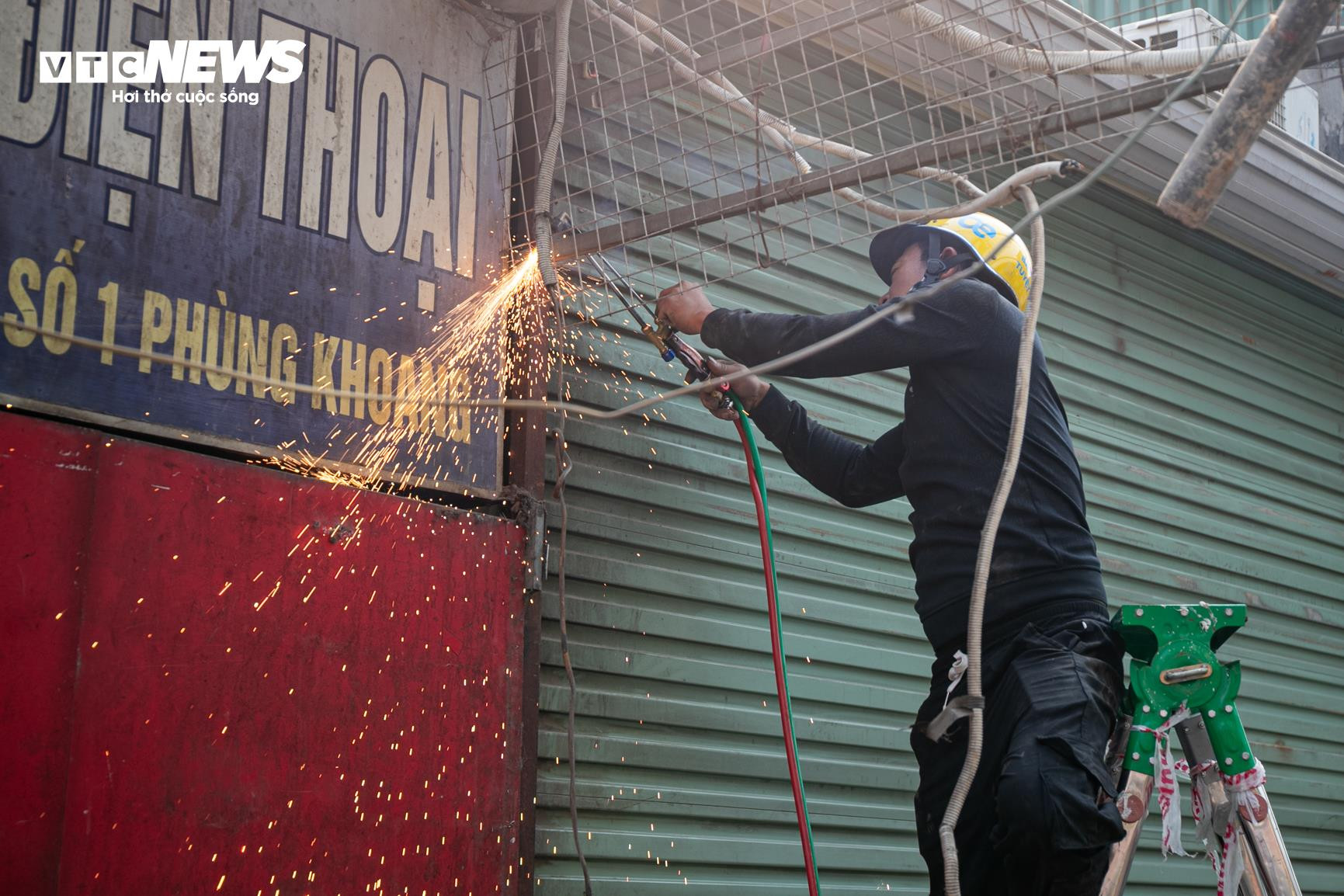 Tiểu thương chợ sinh viên phía Tây Hà Nội đồng loạt gỡ mái che, trả lại vỉa hè - 7