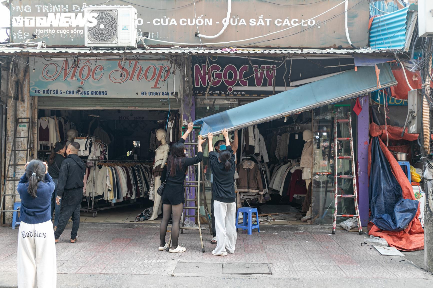 Tiểu thương chợ sinh viên phía Tây Hà Nội đồng loạt gỡ mái che, trả lại vỉa hè - 5