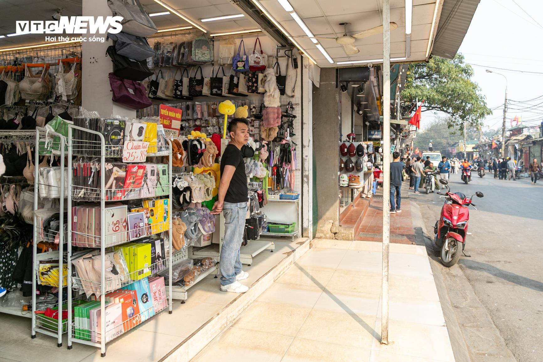 Các hộ kinh doanh tại chợ Phùng Khoang đưa hàng hóa vào sâu bên trong ki-ốt, dọn dẹp vỉa hè, góp phần tạo không gian thông thoáng, trật tự hơn.