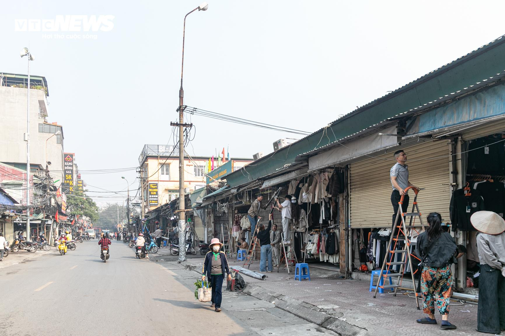 Ông Phạm Minh Giáp, Phó Trưởng phòng Kinh tế, Hạ tầng và Đô thị phường Đại Mỗ cho biết, kế hoạch lập lại trật tự đô thị được triển khai xuyên suốt trong năm, với trọng tâm là duy trì thường xuyên, liên tục. Đợt ra quân lần này mang tính giáo dục, tuyên truyền, hướng tới xây dựng ý thức chấp hành của người dân trong việc sử dụng vỉa hè, lòng đường đúng quy định. Việc áp dụng biện pháp mạnh không đặt nặng, song khi cần thiết, phường sẽ phối hợp các lực lượng chức năng để xử lý nghiêm, bảo đảm tính răn đe và hiệu quả lâu dài.