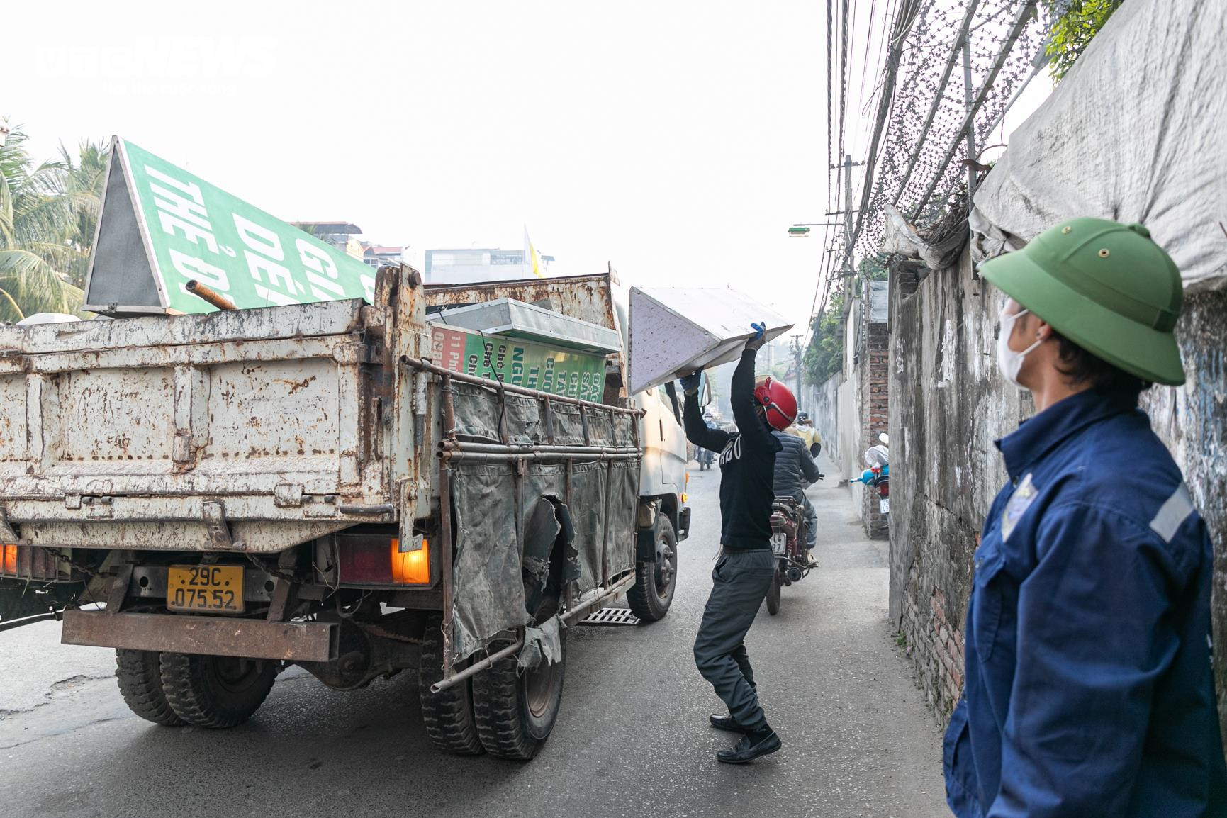 Tiểu thương chợ sinh viên phía Tây Hà Nội đồng loạt gỡ mái che, trả lại vỉa hè - 14