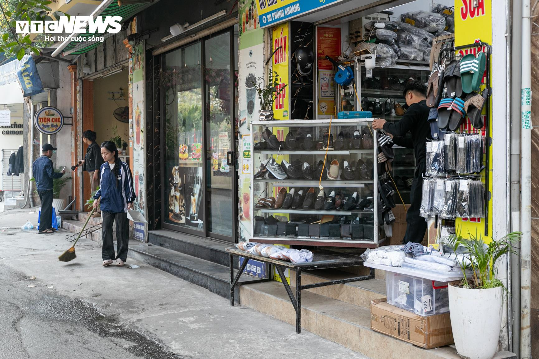 Tiểu thương chợ sinh viên phía Tây Hà Nội đồng loạt gỡ mái che, trả lại vỉa hè - 17