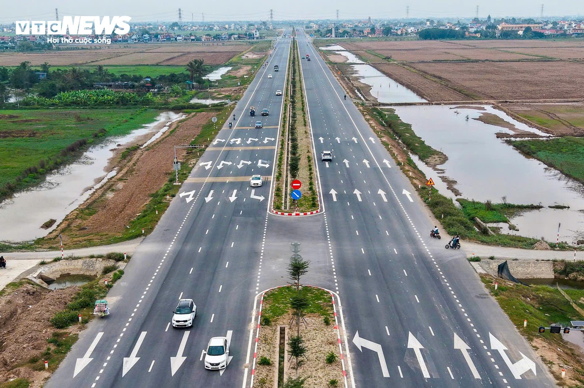 Những năm gần đây, Ninh Bình từng bước hình thành hệ thống giao thông ven biển và kết nối liên vùng quy mô lớn, với hàng loạt dự án hạ tầng trọng điểm được đầu tư đồng bộ. Không chỉ giải bài toán giao thông, các tuyến đường này còn mở ra không gian phát triển mới cho kinh tế ven biển, công nghiệp, du lịch và logistics của địa phương cũng như khu vực Đồng bằng sông Hồng.
