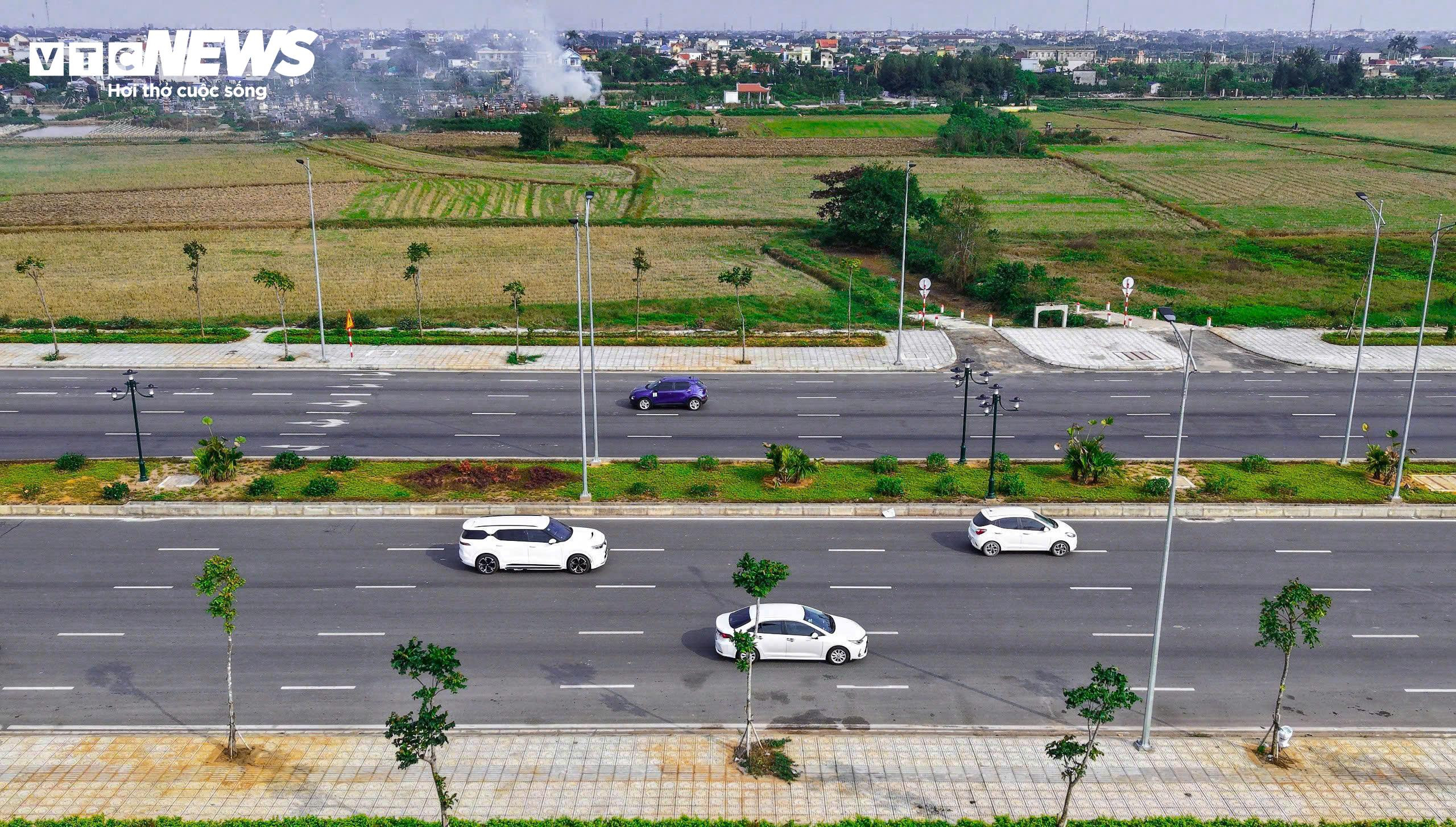 Năm 2025, Ninh Bình cơ bản hoàn thành và đưa vào khai thác các hạng mục chính của cụm dự án giao thông trọng điểm kết nối ven biển, trong đó dự án thành phần lớn nhất là tuyến đường 8 làn xe Nam Định – Lạc Quần – đường bộ ven biển. Tuyến đường này được xác định là dự án thành phần trọng điểm, đóng vai trò trục xương sống của toàn hệ thống.