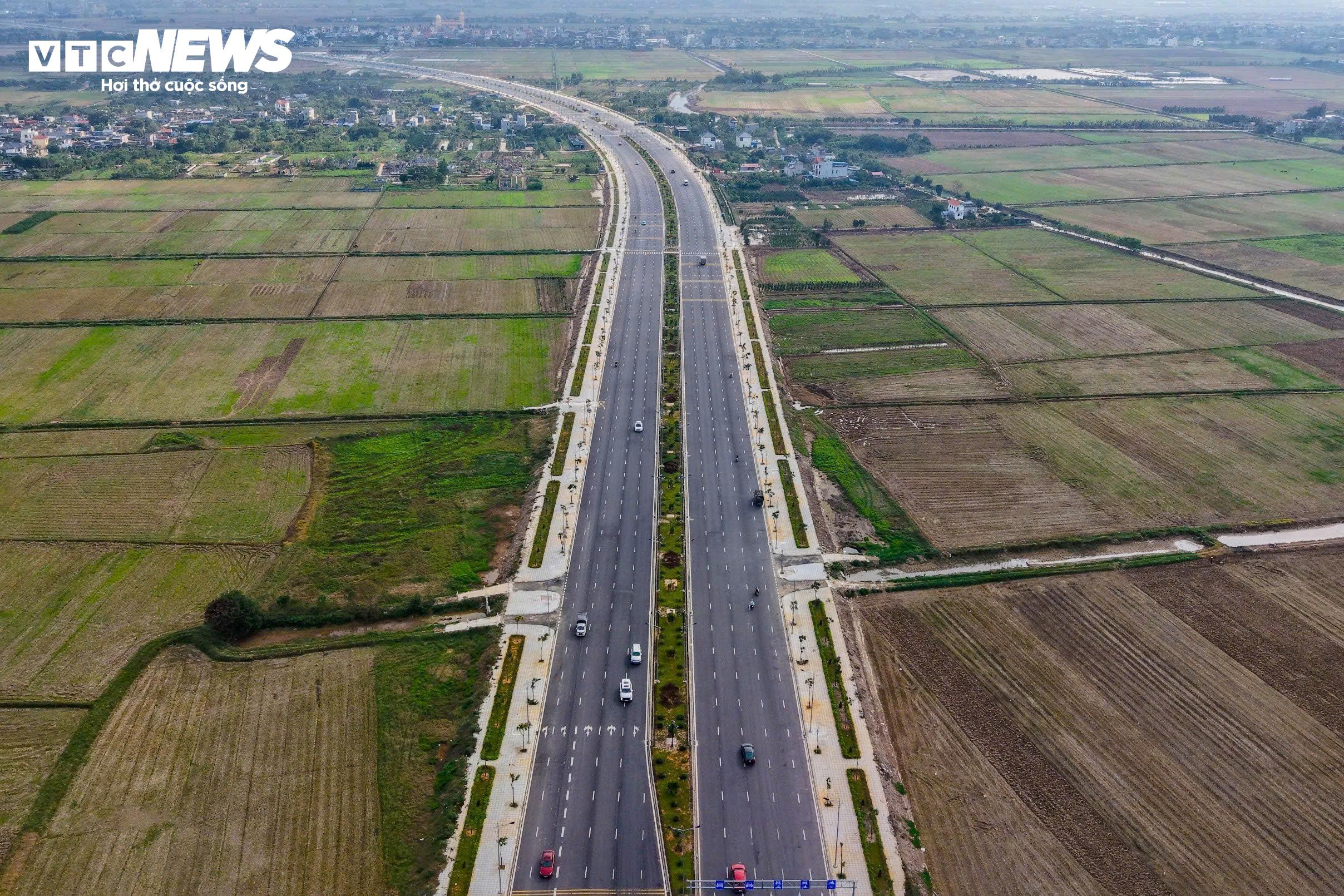 Tuyến đường có quy mô đường cấp I đồng bằng, vận tốc thiết kế 100km/h, bề rộng nền đường 39m, mặt đường 8 làn xe. Không chỉ mang ý nghĩa giao thông thuần túy, tuyến đường 8 làn xe còn được xem là “đòn bẩy” phát triển không gian kinh tế mới, khi đi qua nhiều xã, phường có tiềm năng về công nghiệp, dịch vụ và logistics.