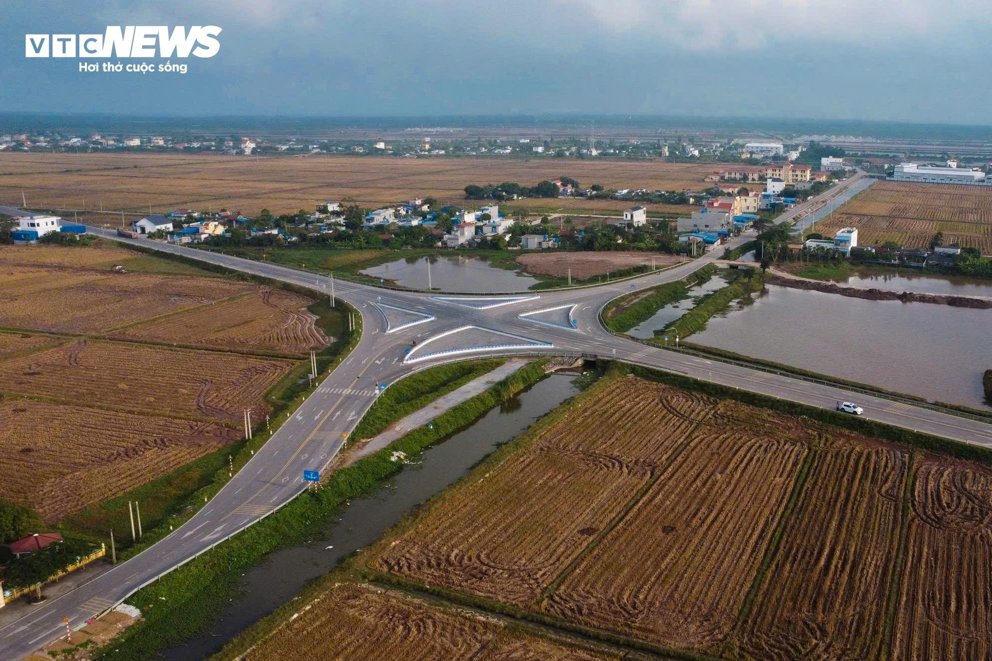 Dự án xây dựng tuyến đường bộ ven biển đoạn qua tỉnh Ninh Bình có chiều dài gần 69km (trong đó đi qua tỉnh Nam Định (cũ) 65,58km và qua tỉnh Ninh Bình (cũ) 3,25km), với tổng mức đầu tư hơn 3.300 tỷ đồng.