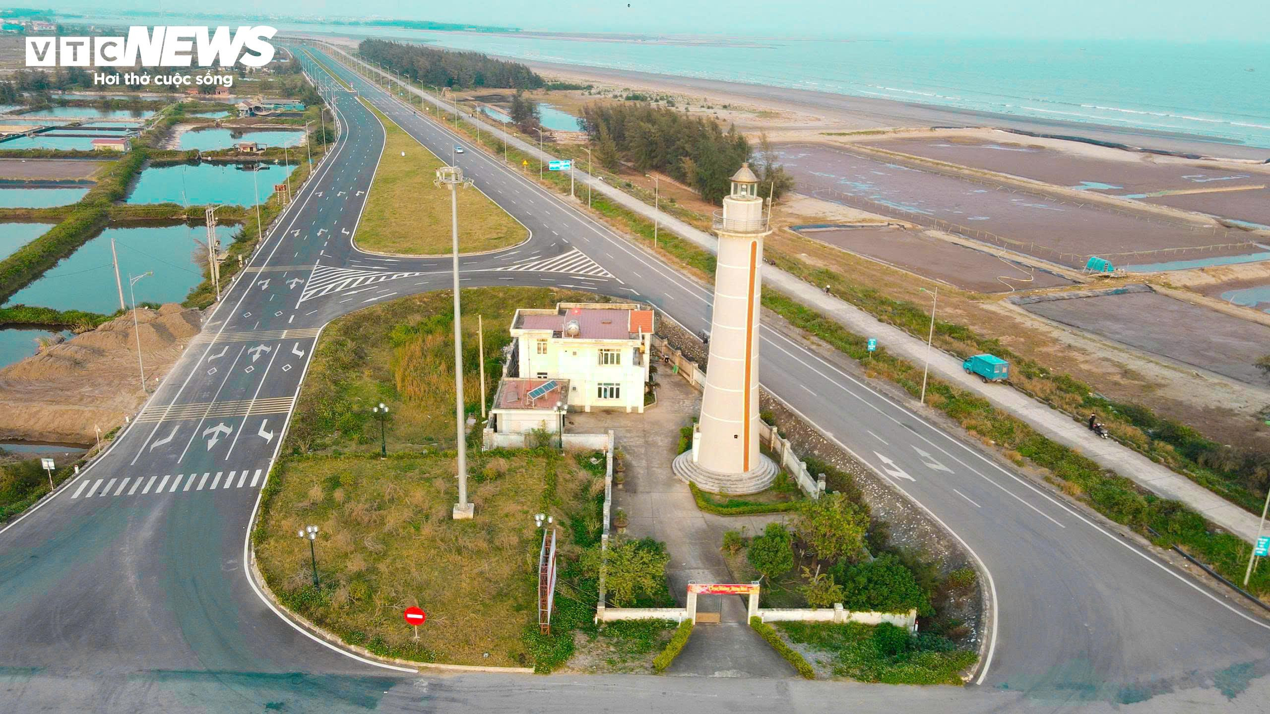 Điểm đầu của dự án kết nối với tuyến đường ven biển của tỉnh Thái Bình cũ (nay là tỉnh Hưng Yên) tại Km0+00, thuộc khu vực đê hữu sông Hồng, xã Giao Minh, tỉnh Ninh Bình. Điểm cuối nằm tại vị trí đấu nối với dự án đường ven biển Kim Sơn, thuộc địa bàn xã Bình Minh (Ninh Bình).