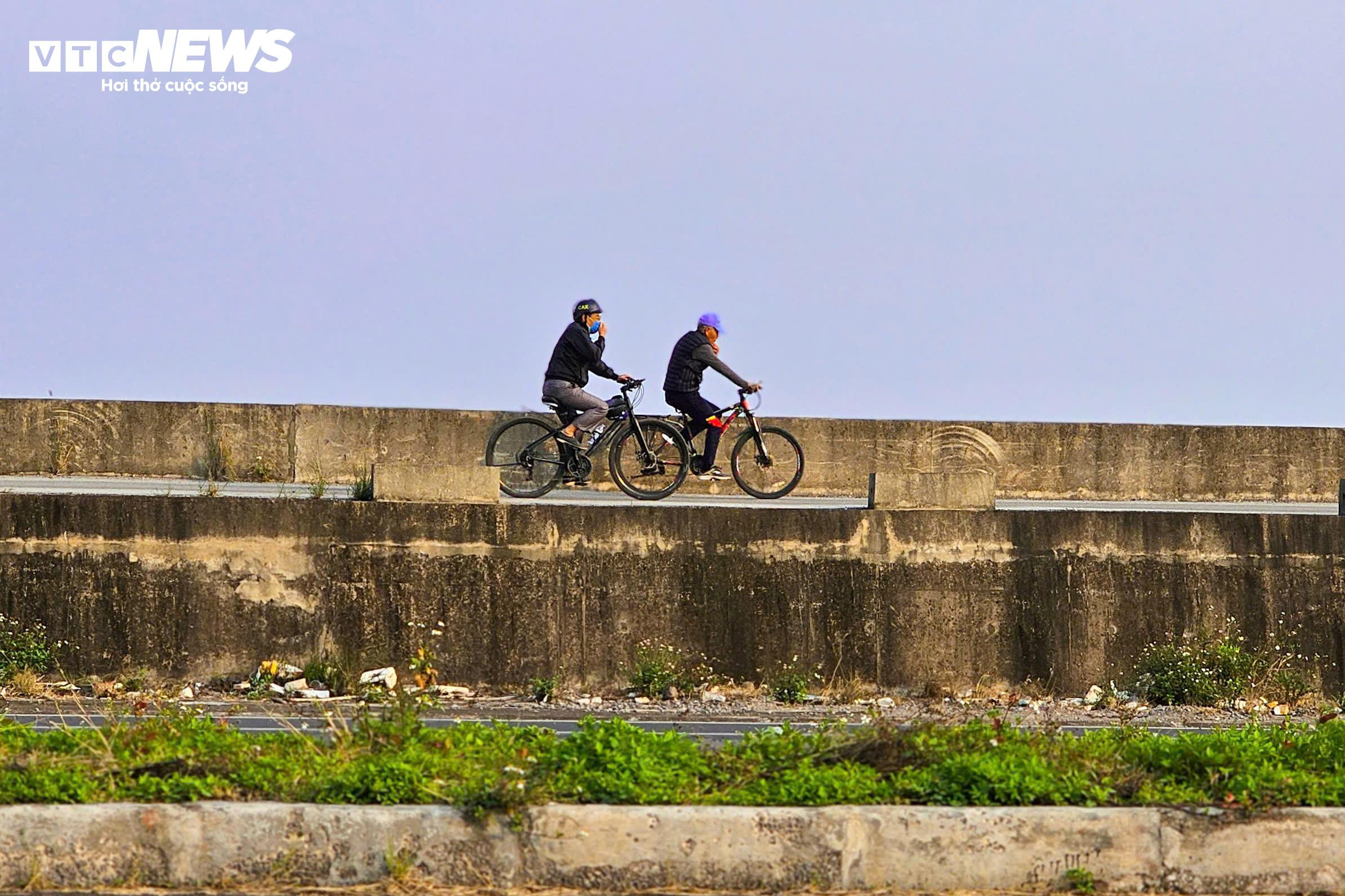Ngoài các làn xe cơ giới, tuyến đường còn được thiết kế làn riêng cho phương tiện thô sơ, người đi bộ, tạo điều kiện để người dân đi lại, tập thể dục, lưu thông an toàn dọc trục ven biển.