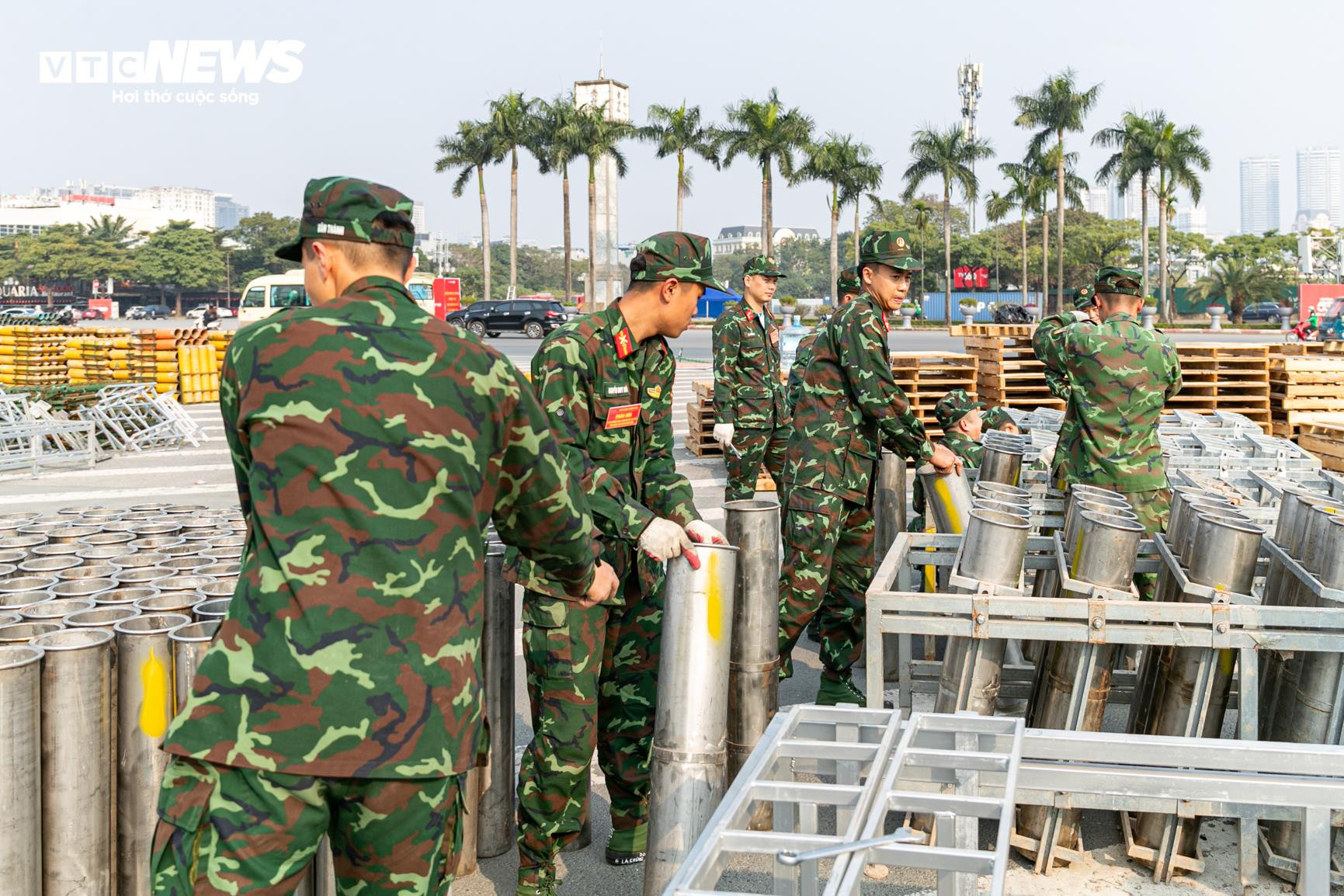  Cận cảnh trận địa 4.600 quả pháo hoa chào mừng thành công Đại hội XIV của Đảng - 4