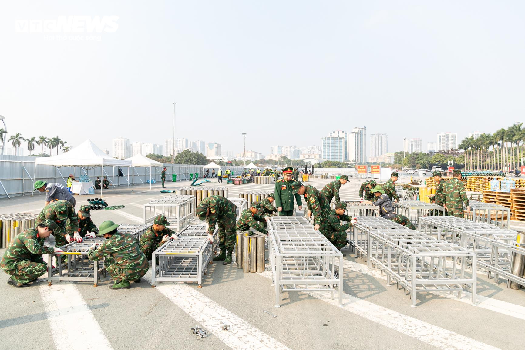 Theo ghi nhận của PV Báo Điện tử VTC News, ngày 14/1, hàng loạt thiết bị kỹ thuật chuyên dụng để phục vụ bắn pháo hoa được tập kết và lắp đặt trên đường Lê Đức Thọ (phía trước Sân vận động Mỹ Đình, phường Từ Liêm, Hà Nội).