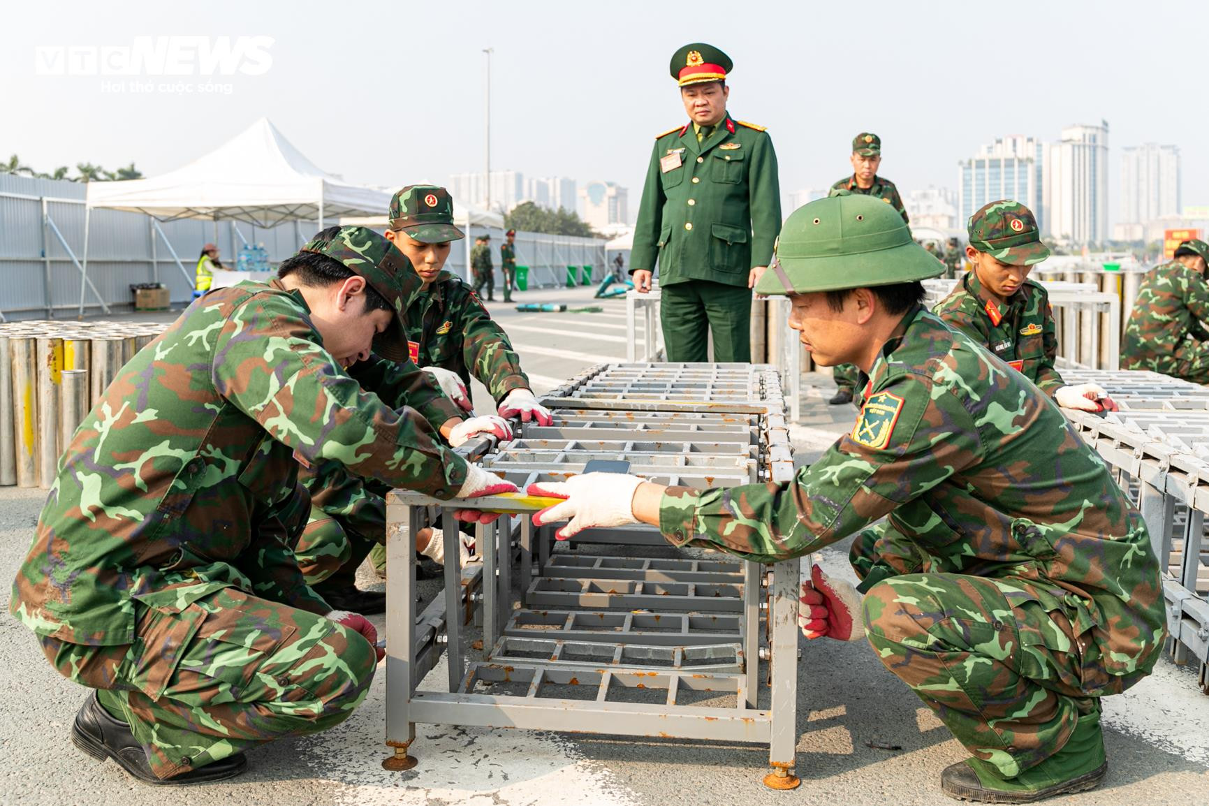 Lực lượng chức năng đang khẩn trương hoàn thiện việc lắp đặt dàn pháo, cố định khung giá, bố trí trận địa theo phương án được phê duyệt. Khu vực bắn pháo hoa được khoanh vùng, kiểm soát nghiêm ngặt nhằm bảo đảm an toàn tuyệt đối.