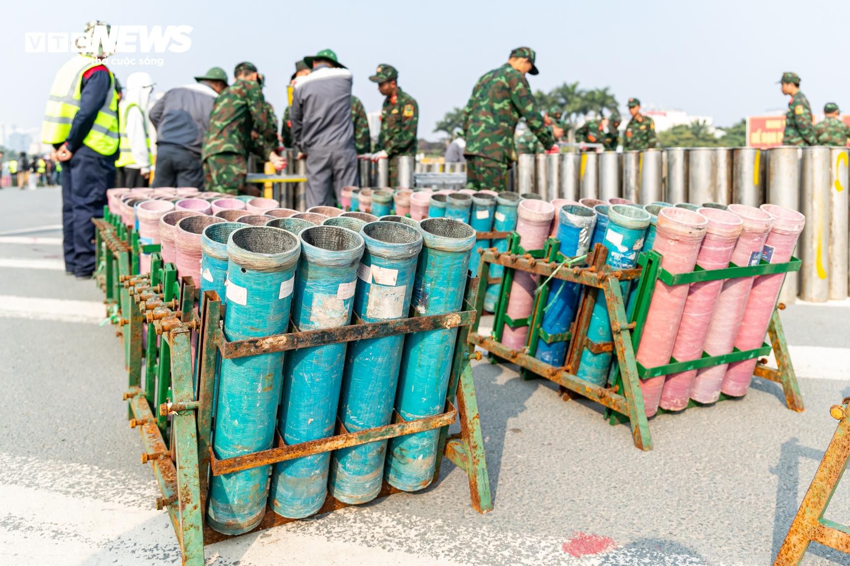  Cận cảnh trận địa 4.600 quả pháo hoa chào mừng thành công Đại hội XIV của Đảng - 8