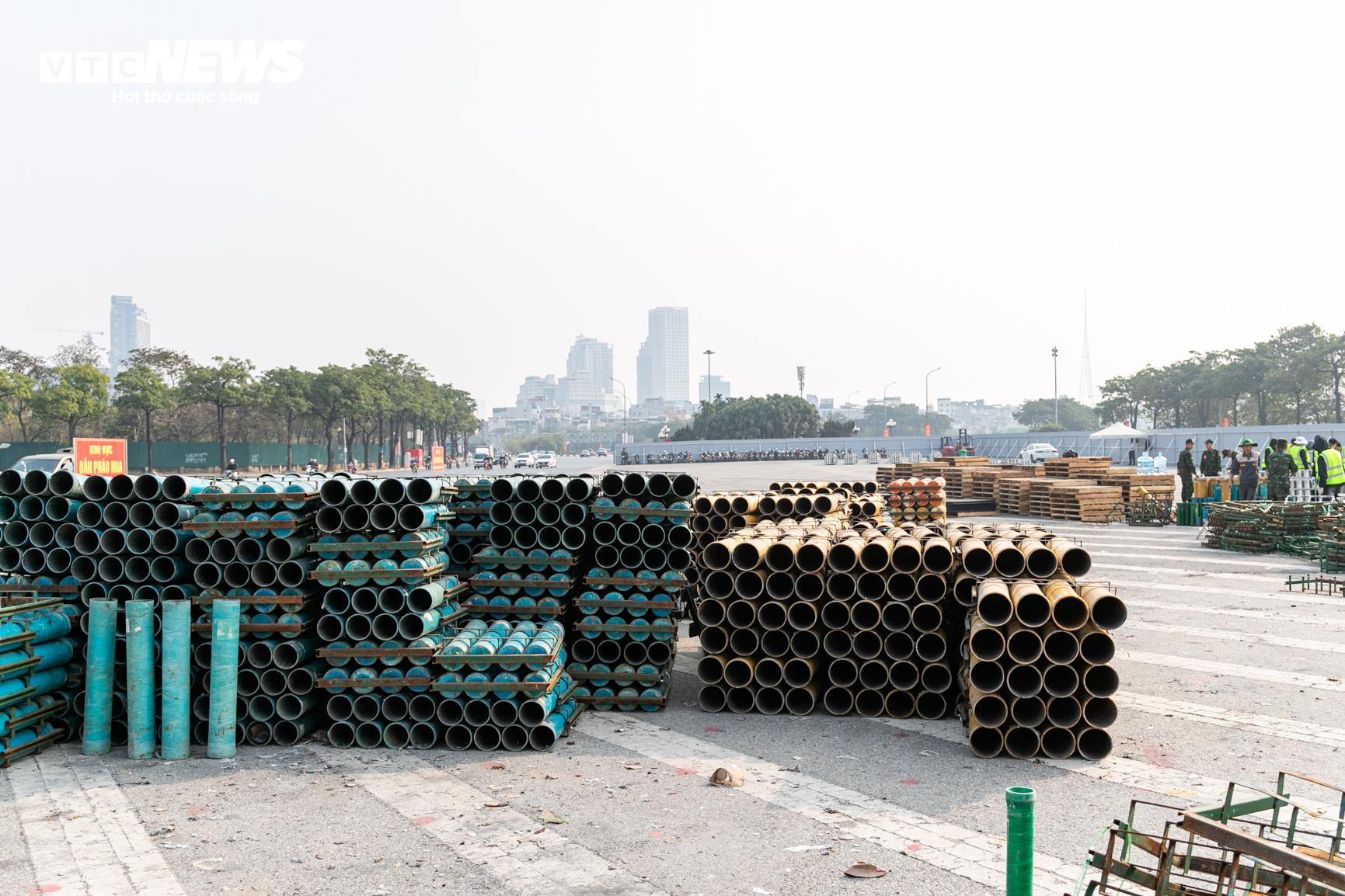 Các thiết bị kỹ thuật chuyên dụng phục vụ bắn pháo hoa đã được tập kết tại khu vực đường Lê Đức Thọ.