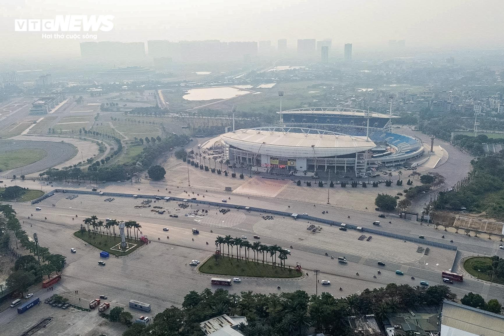 Điểm bắn pháo hoa được bố trí tại khu vực Sân vận động Quốc gia Mỹ Đình; trong đó, pháo hoa hỏa thuật lắp đặt trên mái và hai bên cánh gà khán đài B, còn pháo hoa nổ tầm cao bố trí từ nửa đường Lê Đức Thọ, qua cột đồng hồ đến bãi đất trống trước Cung Thể thao dưới nước, phường Từ Liêm.